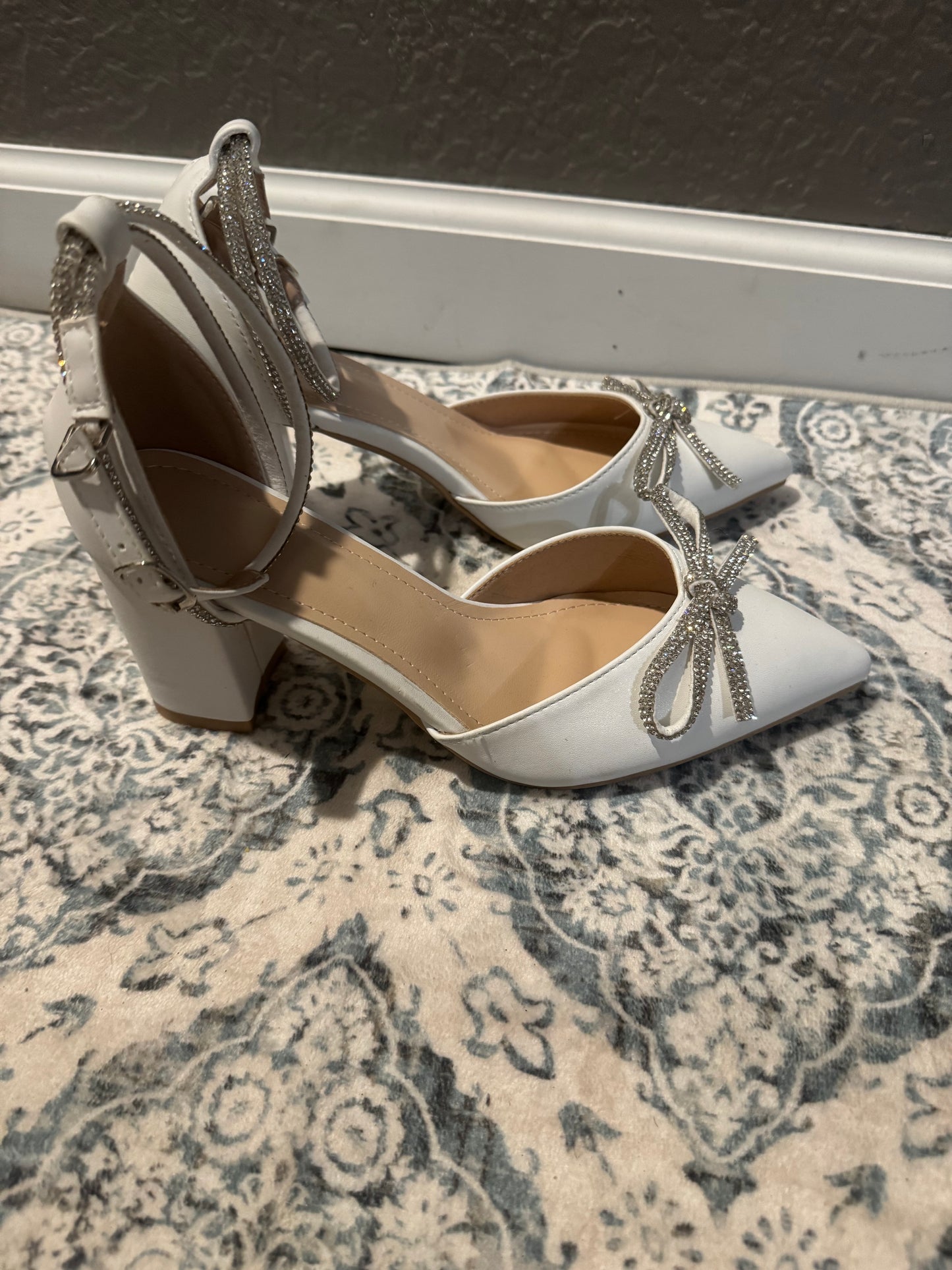 Unbranded kitten heels strappy size 38 white w rhinestone beading excellent condition