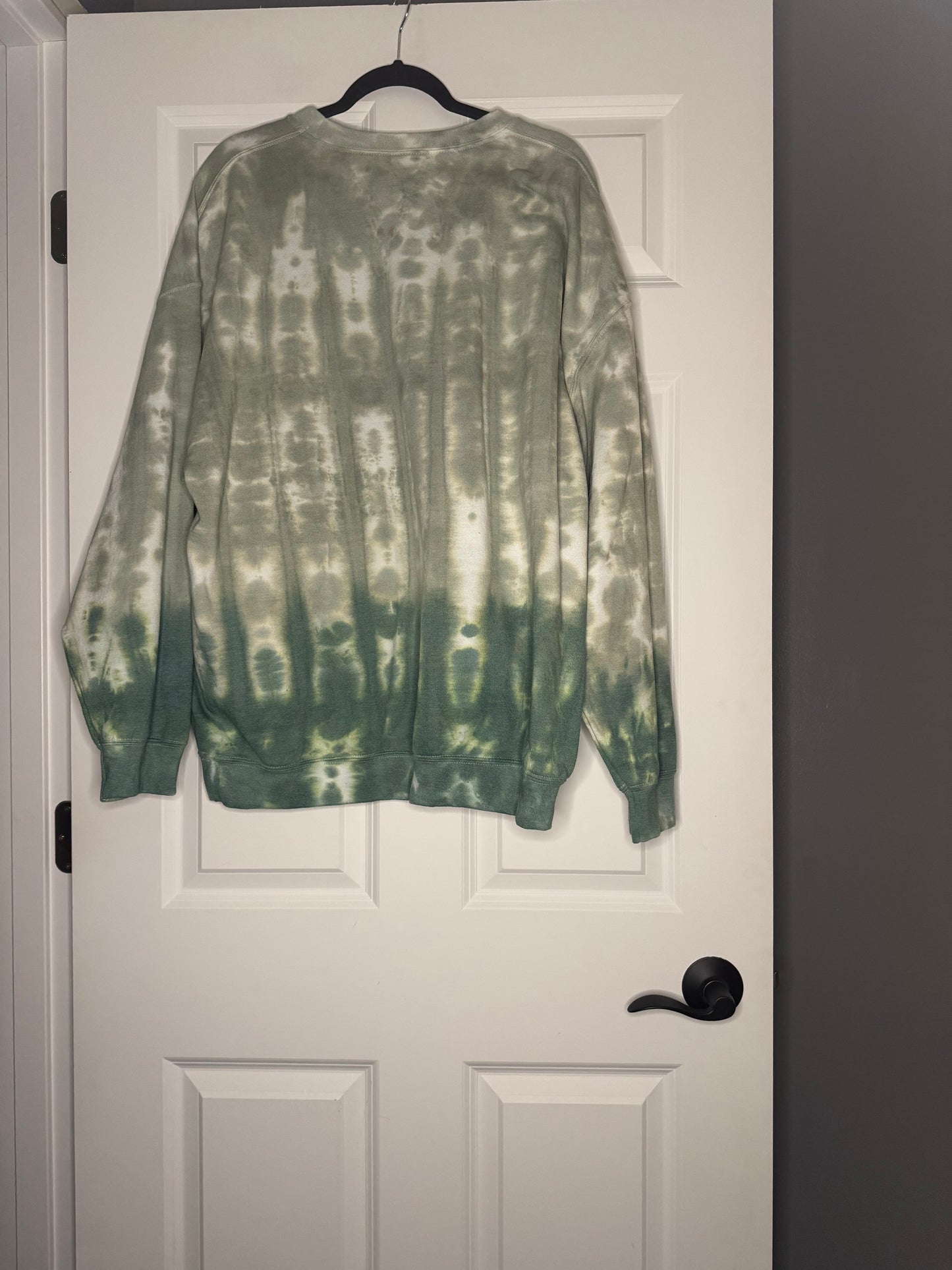 Gildan Christmas crewneck sweatshirt 2xl some pilling tie dye green multicolor graphic