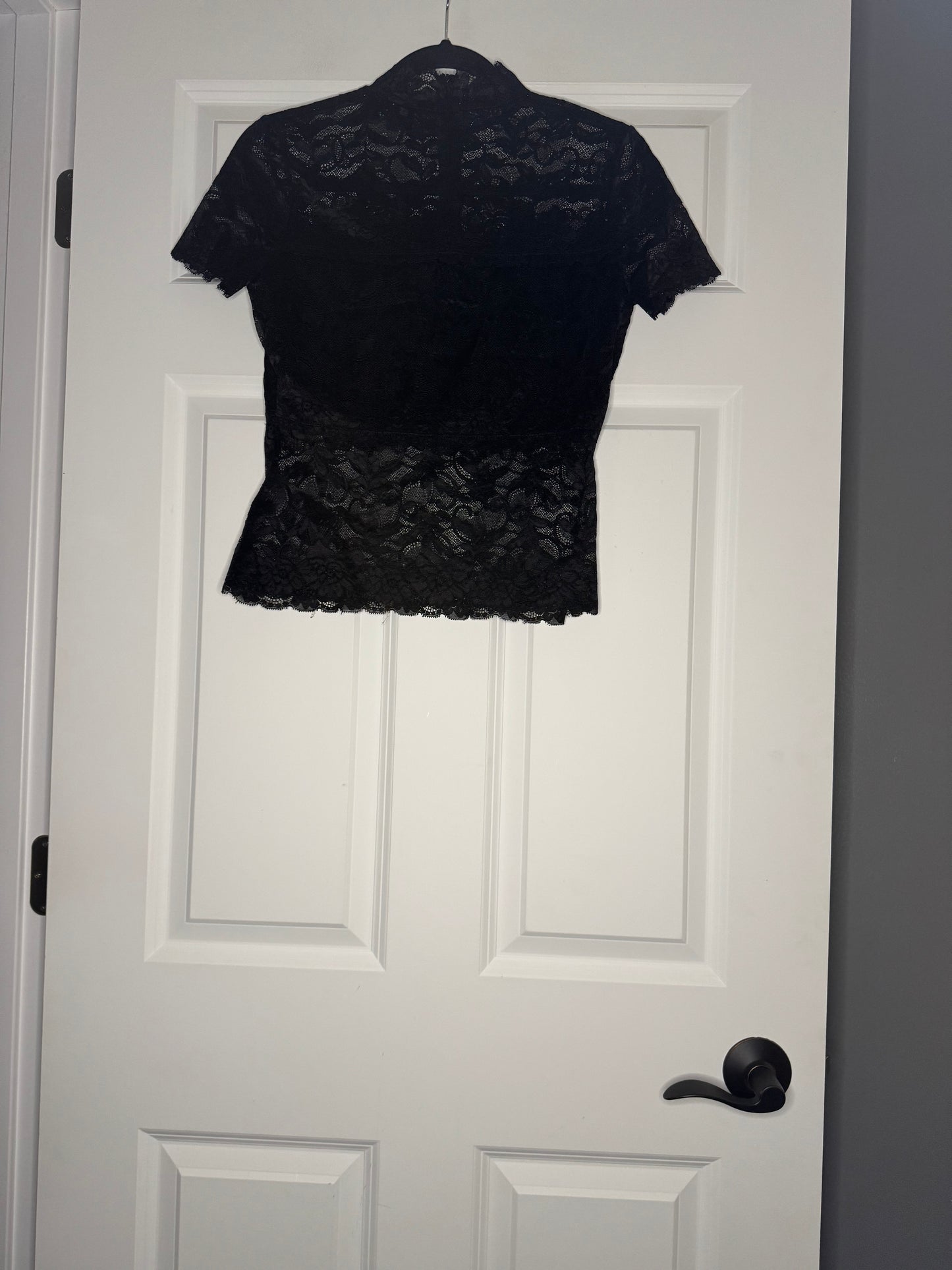 Guess short sleeve lace mesh top black medium