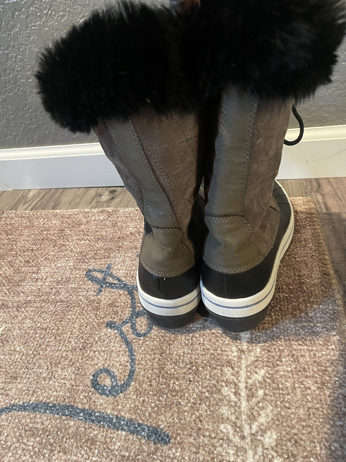 Target snowboots size 6 gray black blue white