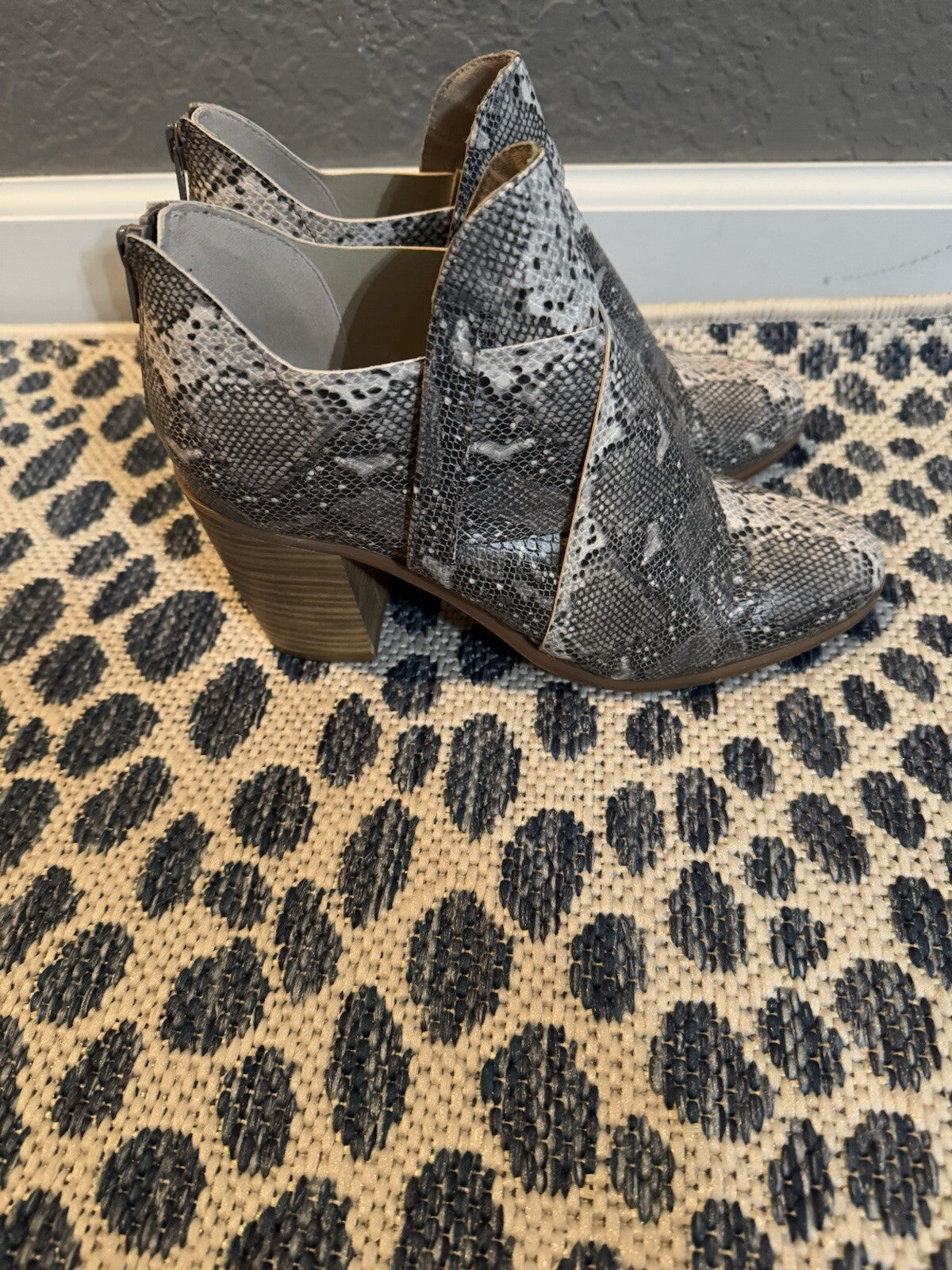Born In California Booties Booties Snakeskin Type Print Gray Taupe Cream 7.5