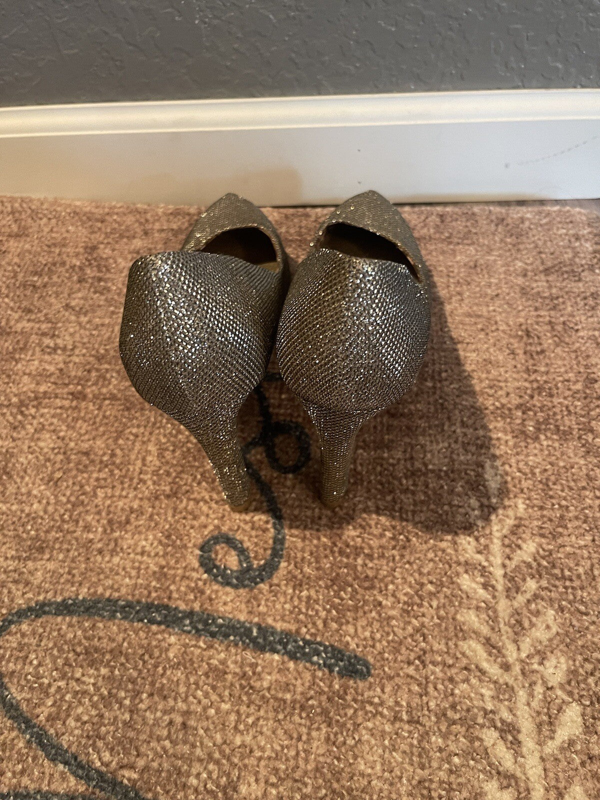 Guess pump heels size 8 silver sparkle new