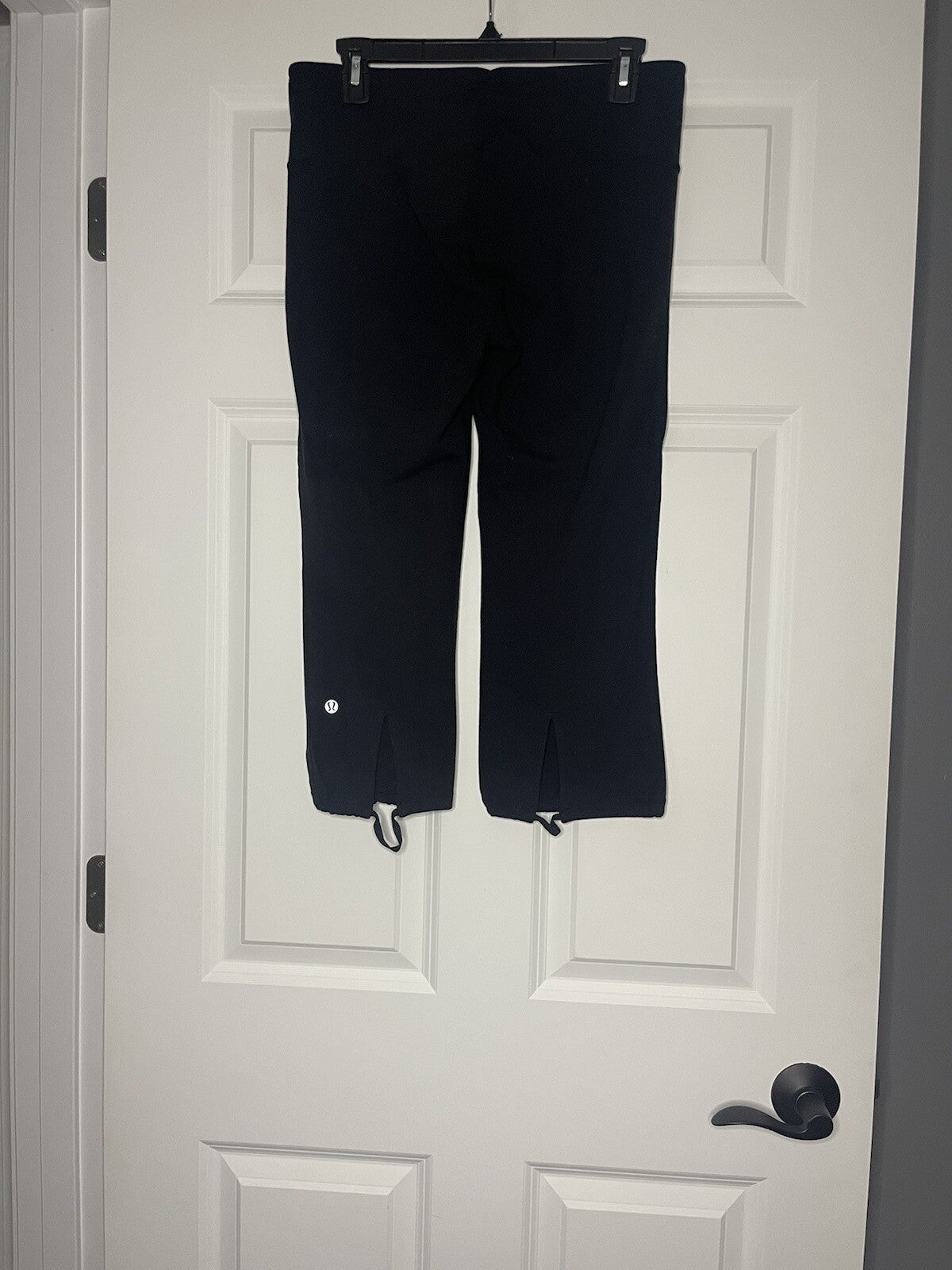 Lululemon Capri Leggings Size 8 Black Elastic At Bottom Of Legs