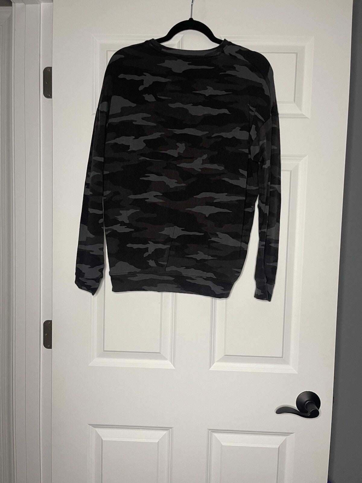 Athleta crew sweatshirt xs black gray camo