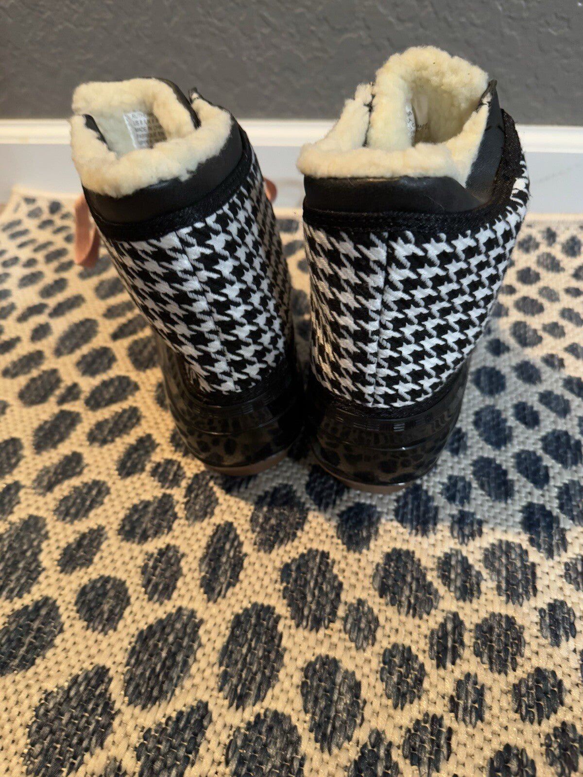 Shoedazzle Rain Boots Size 8 Black White Print Pink Laces Brand New