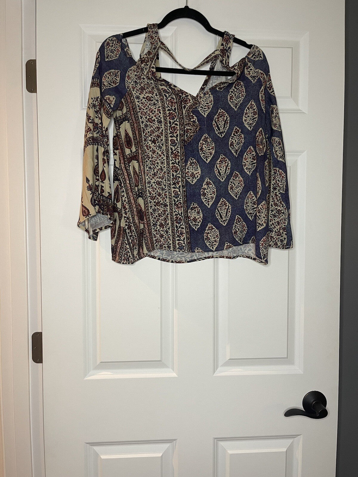 Chaser long sleeve blouse with cut out shoulders small beige with multicolor pr