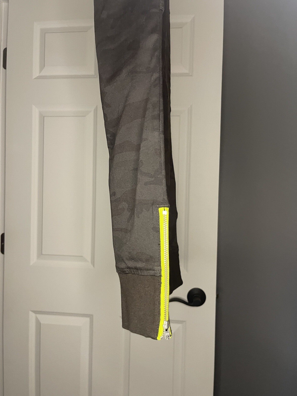 Level 99 Jogger Jeans Size 26 Black Camo Print W Neon Yellow Zipper Sides