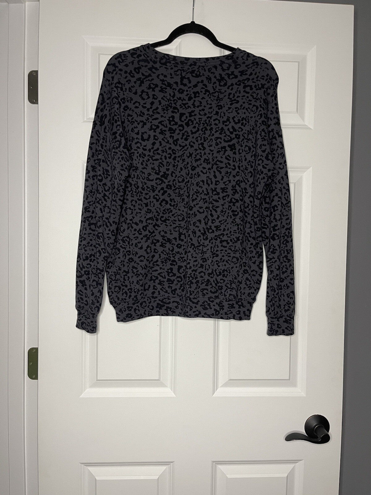 Athleta crew sweatshirt xs black dark gray animal print