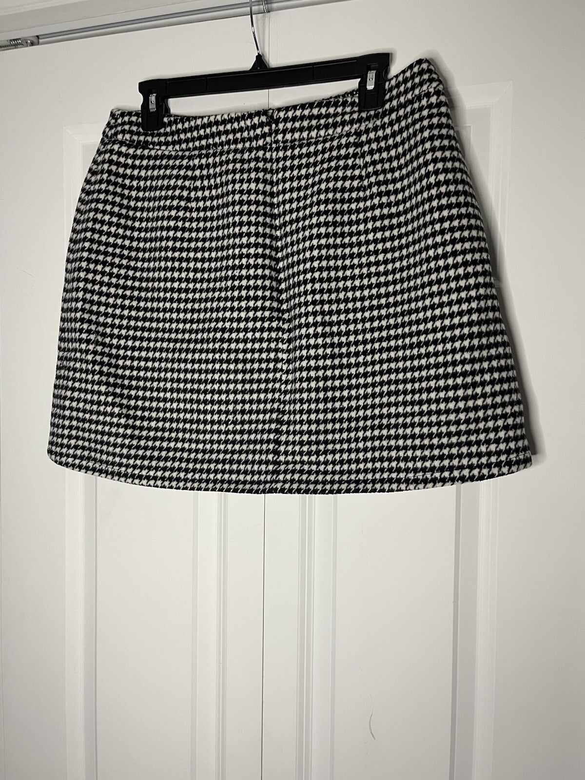 Just Fab black and white print skirt large