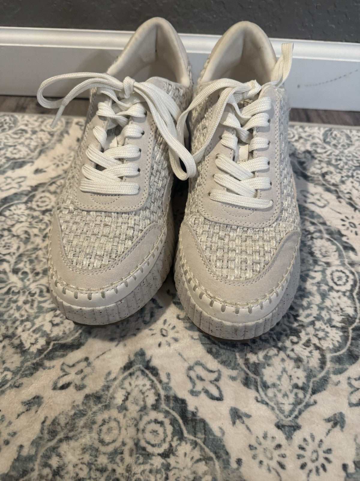 Universal Thread Sneakers White Gray Multicolor Bottom 7.5 In Great Condition