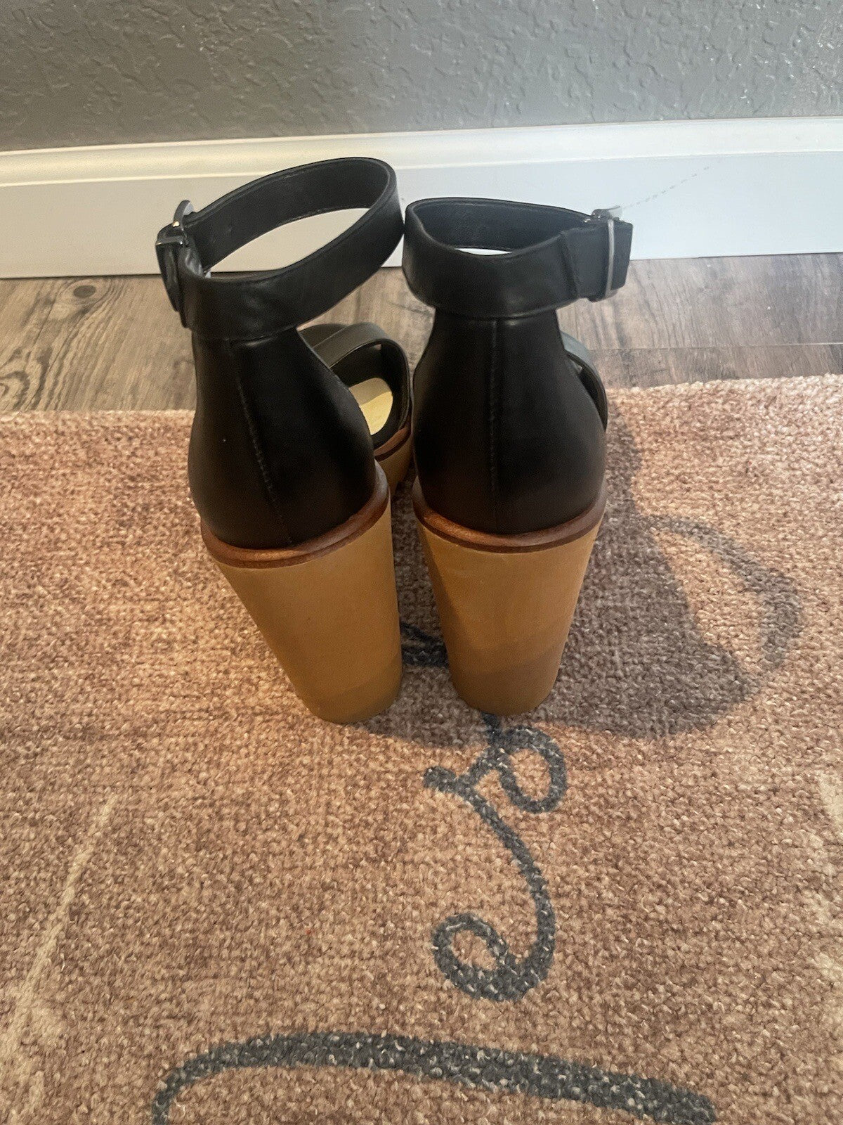 Vince Camuto Strappy Sandals Size 9 Black Brown