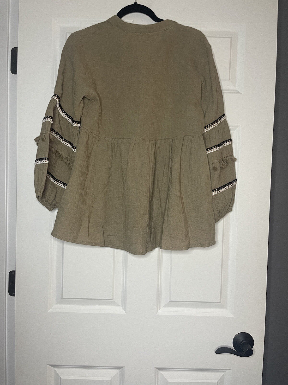 And the why georgia taupe balloon sleeve top medium nwt