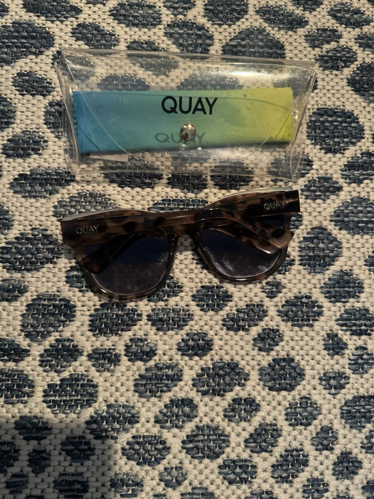 Quay Sunglasses Its My Way Gold W Case Some Imperfections