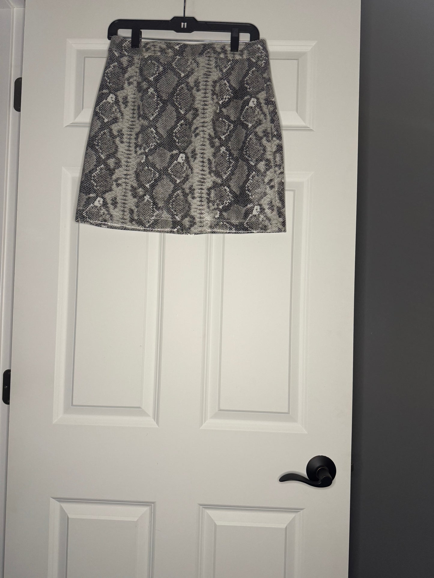 Thread and supply medium skirt short gray white charcoal snakeskin print