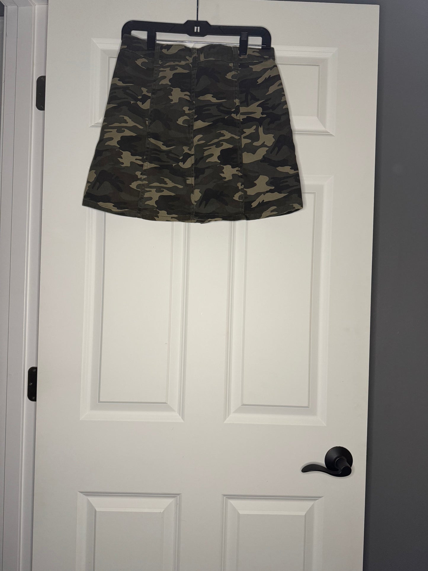 Hot kiss camo skirt size 7 button up