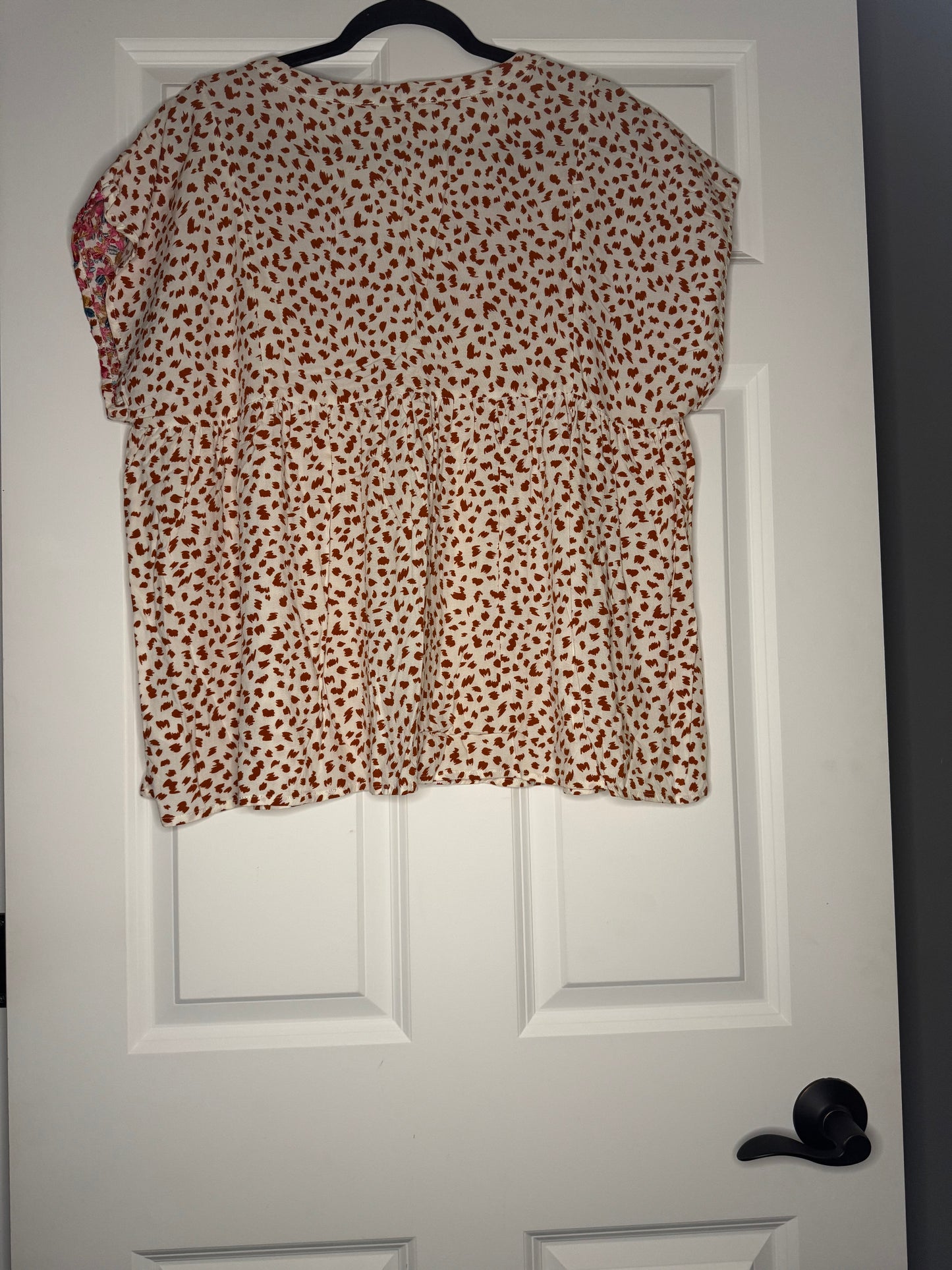 Savanna Jane short sleeve blouse 2x cream with rust print and multicolor stitching