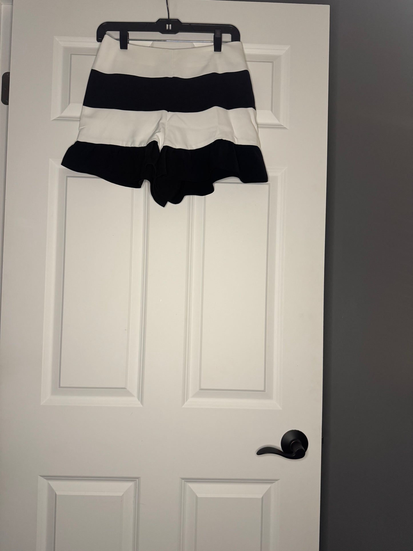 Do + be medium 2 piece outfit sleeveless crop top and shorts black and white nwt
