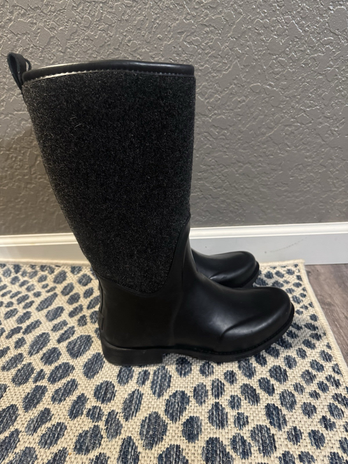 Ugg Reignfall Boots Size 9 Black And Gray Worn Once