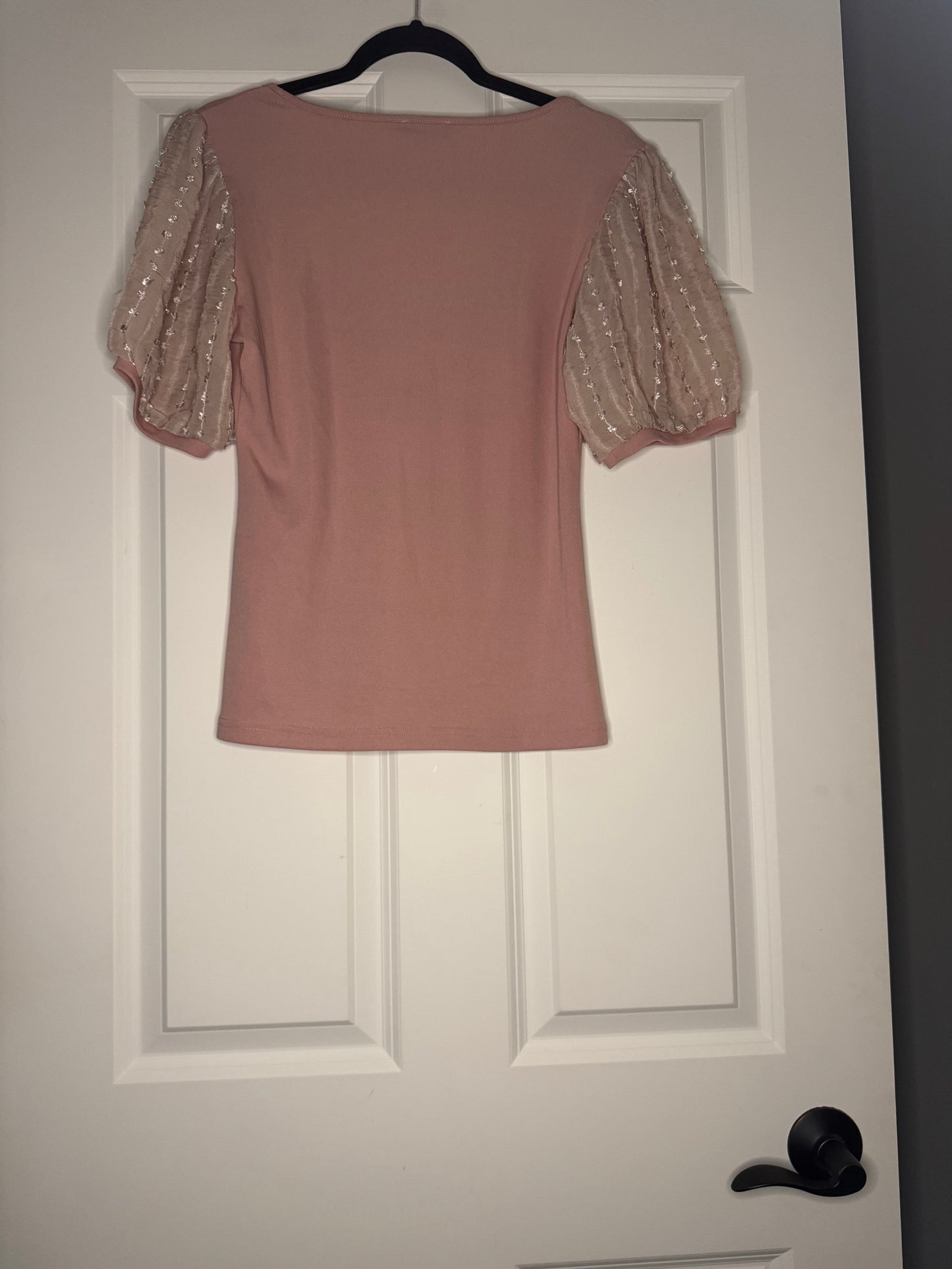 Gigio large ribbed short sleeve poofy blouse mauve w cream stitching on sleeves