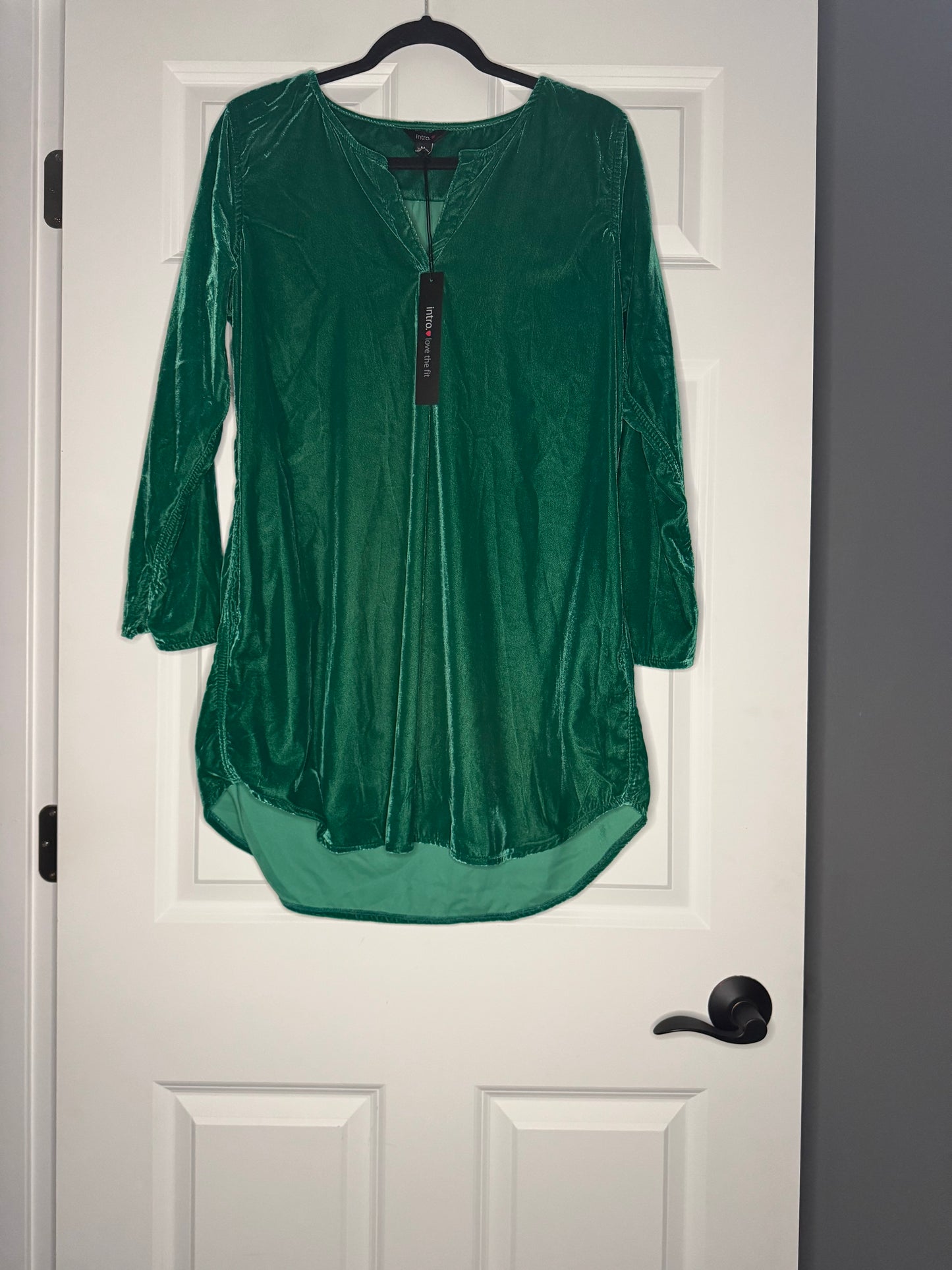 Intro love the fit medium green velvet dress w pockets