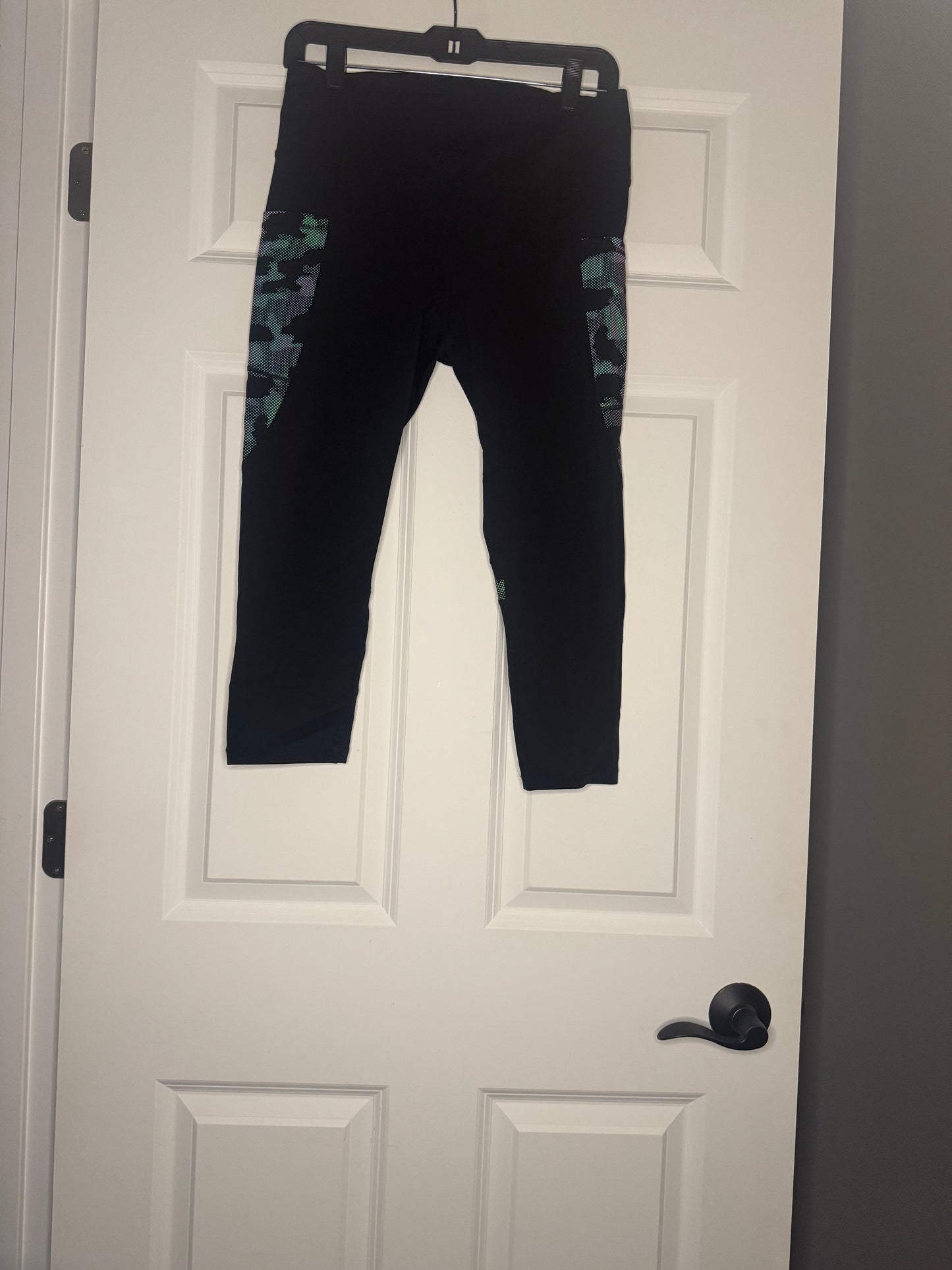 Zyia active cropped leggings 14-16 black w black gray camo sides