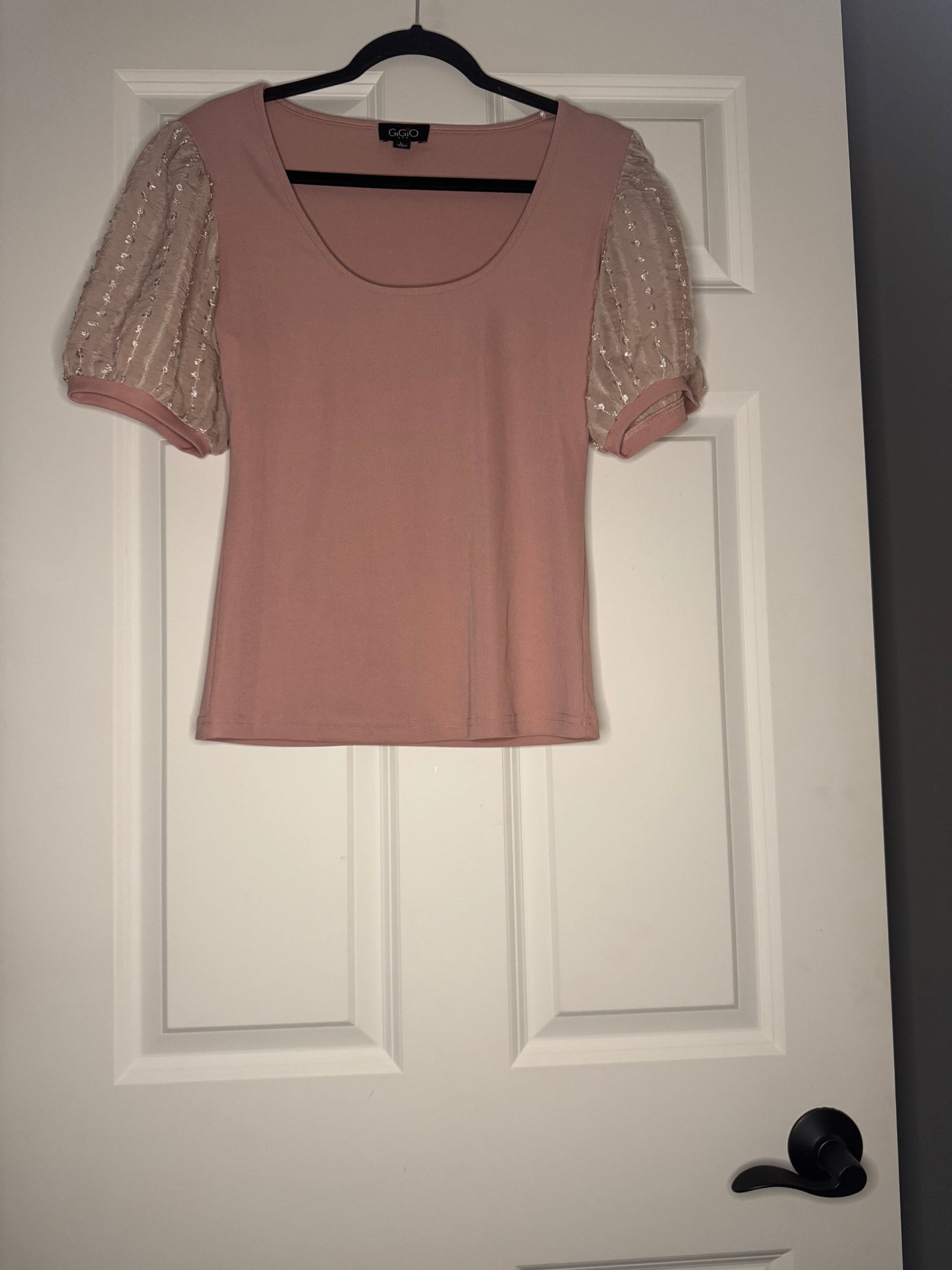 Gigio large ribbed short sleeve poofy blouse mauve w cream stitching on sleeves
