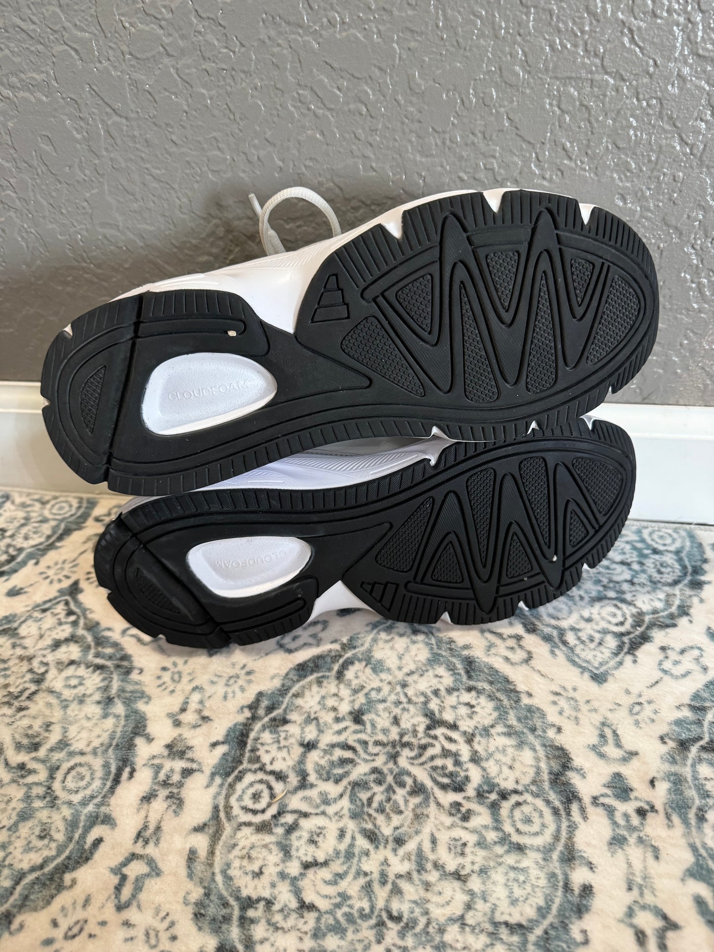 Adidas cloud foam comfort sneakers 9.5 gray white in excellent condition