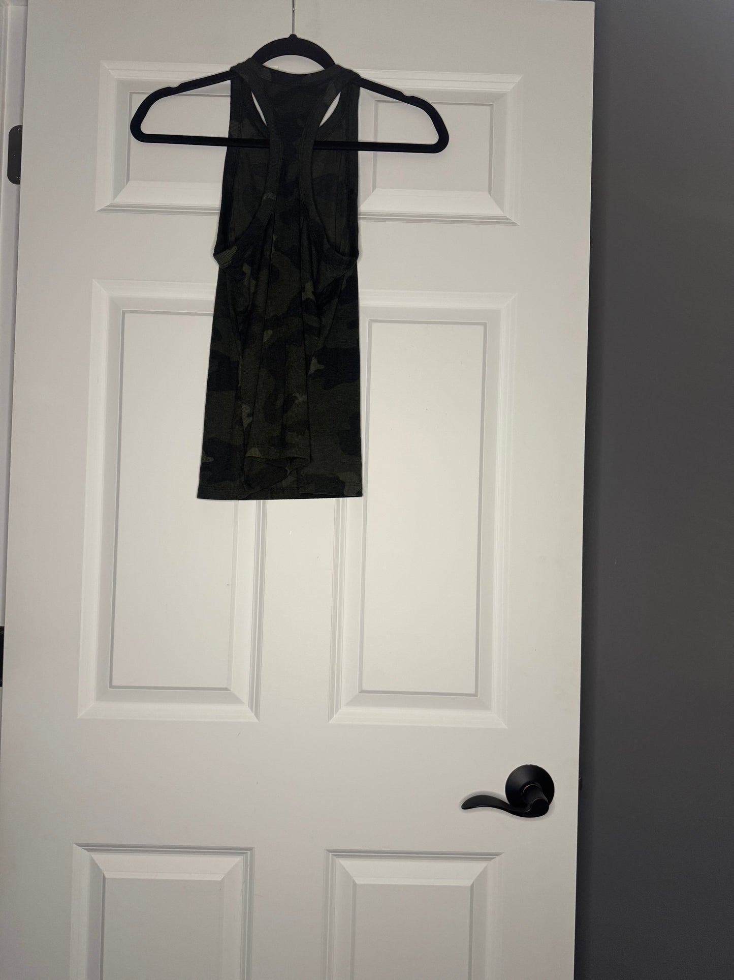Old navy active camo tank small black and green