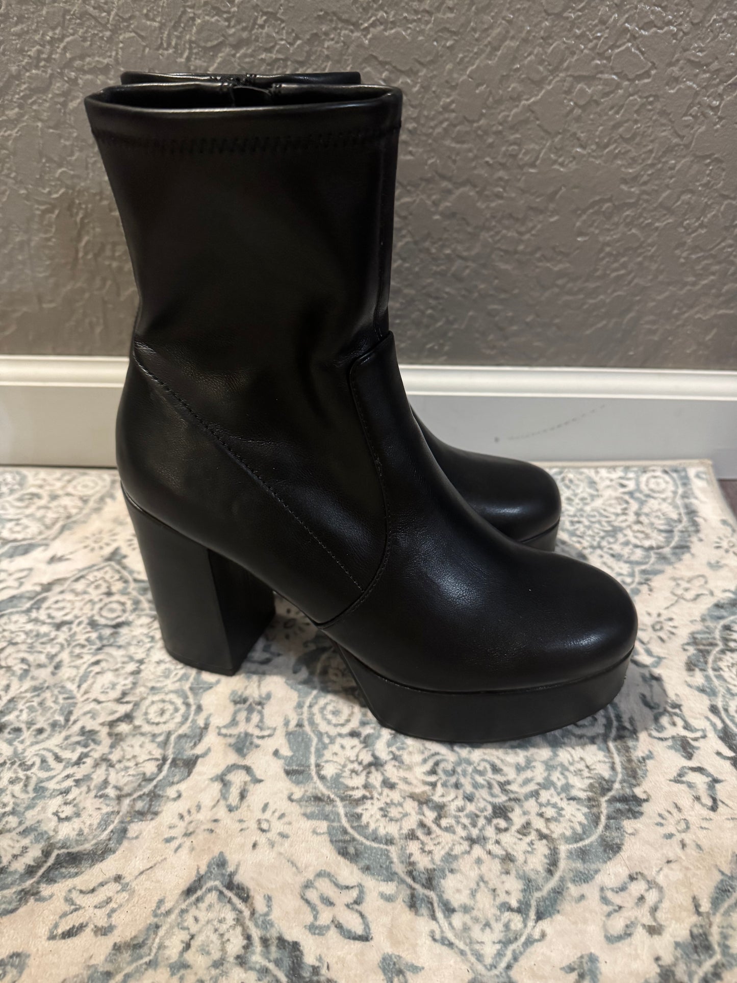 Madden girl boots with heel size 7.5 black in excellent condition