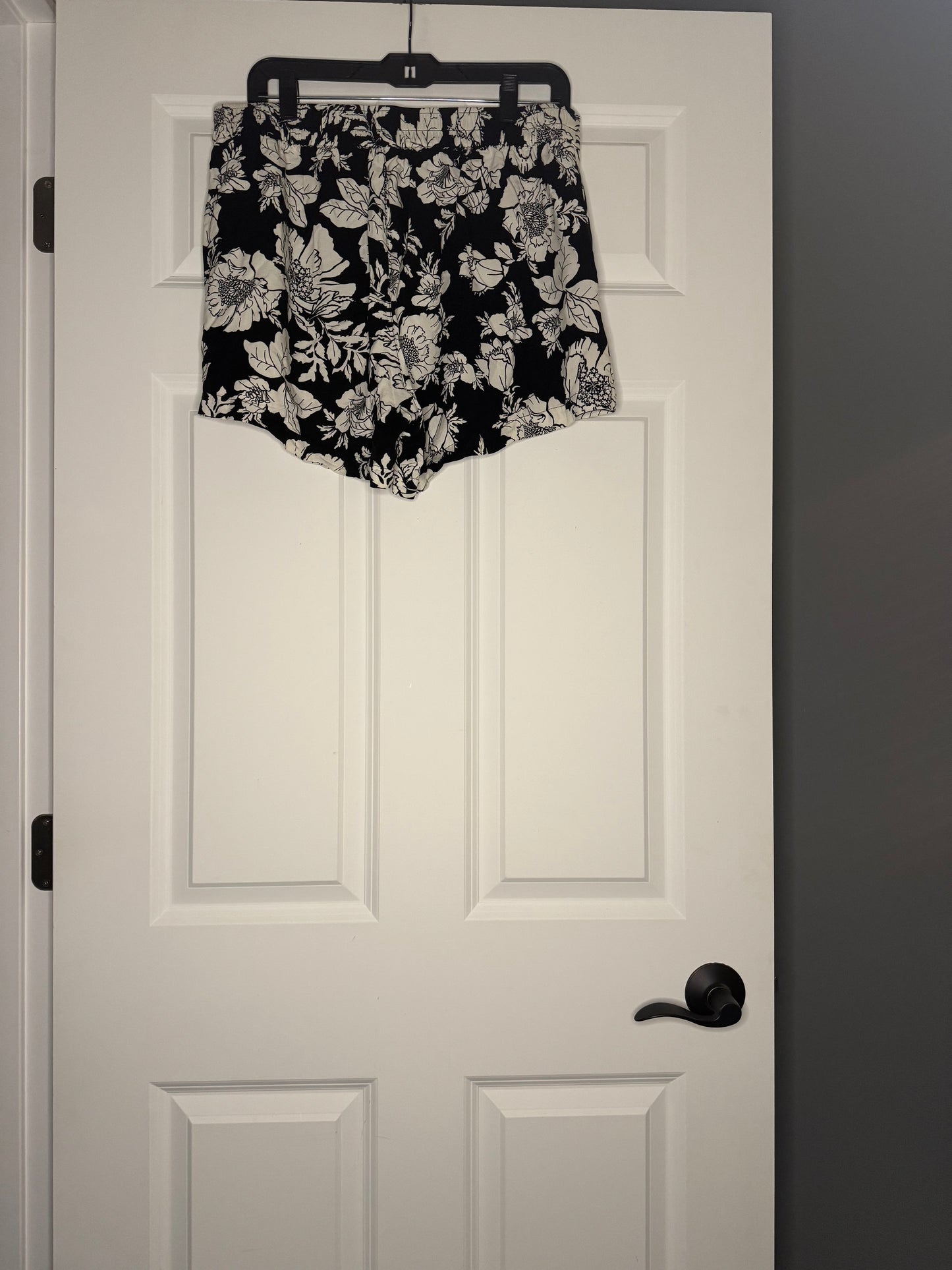 Old navy high rise playa shorts black and cream floral large