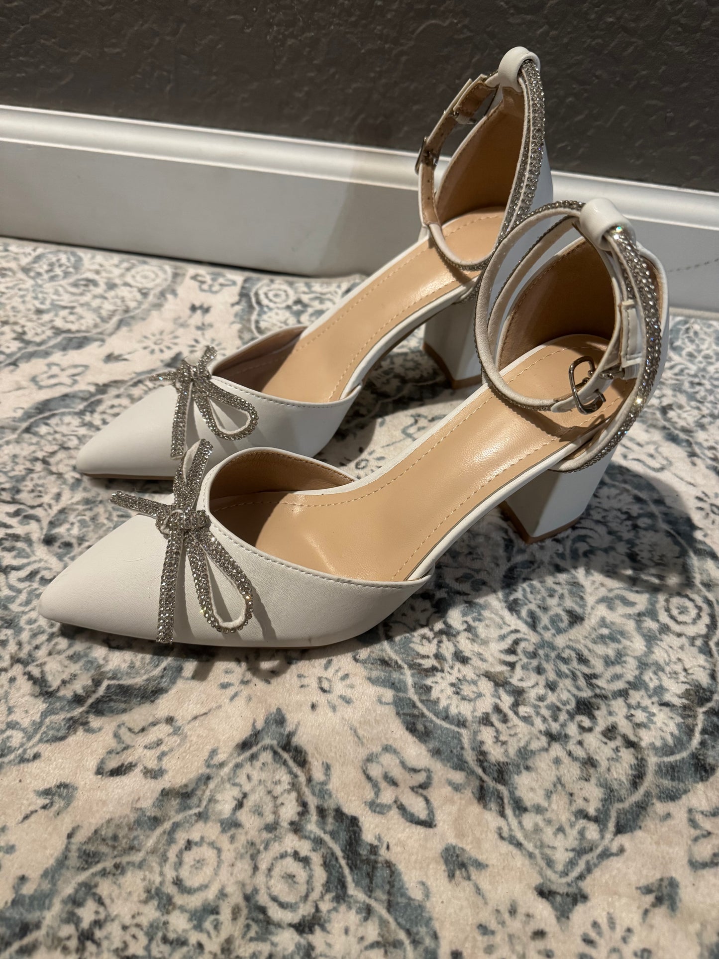 Unbranded kitten heels strappy size 38 white w rhinestone beading excellent condition