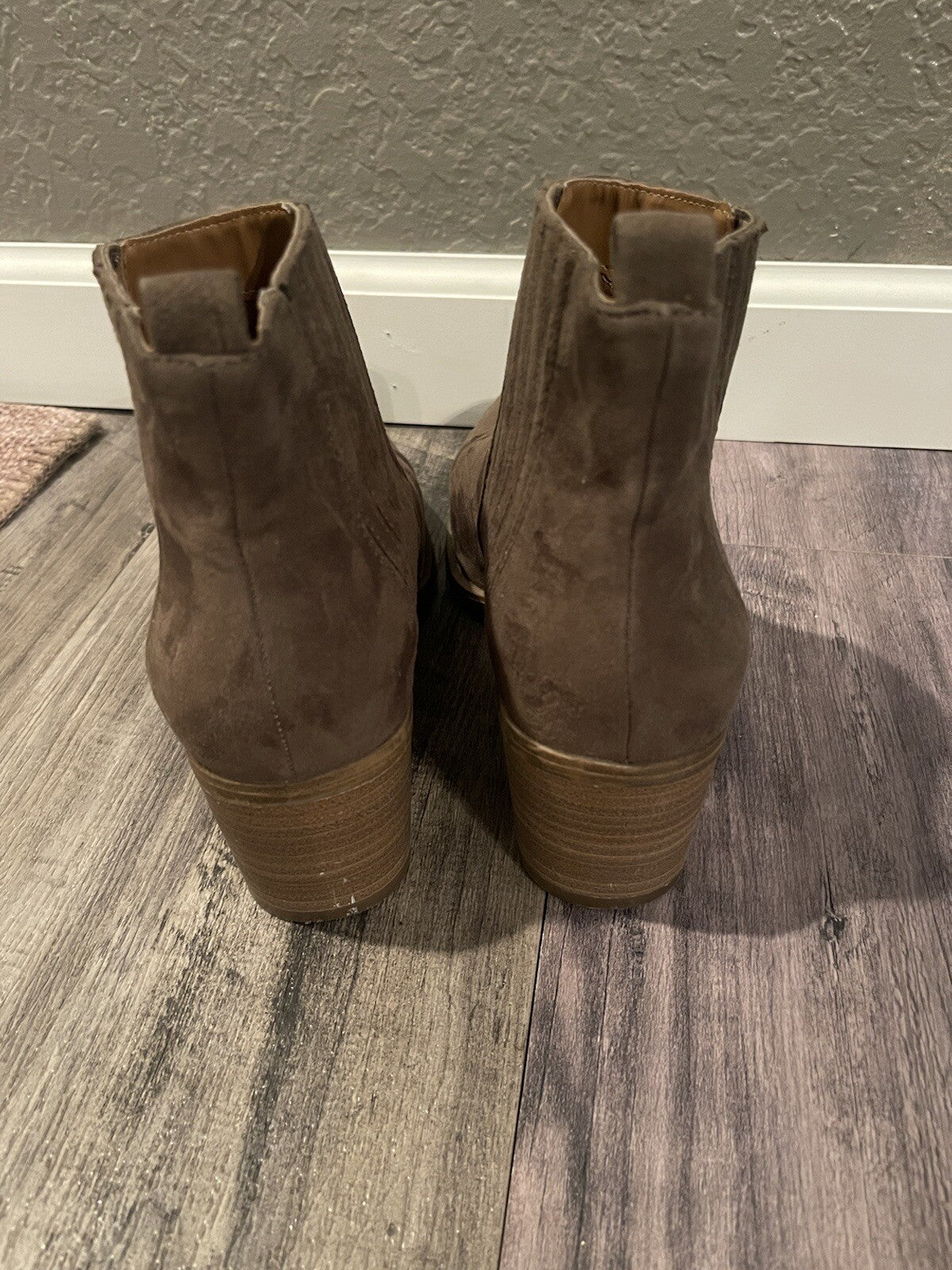 Universal thread brown booties size 8 