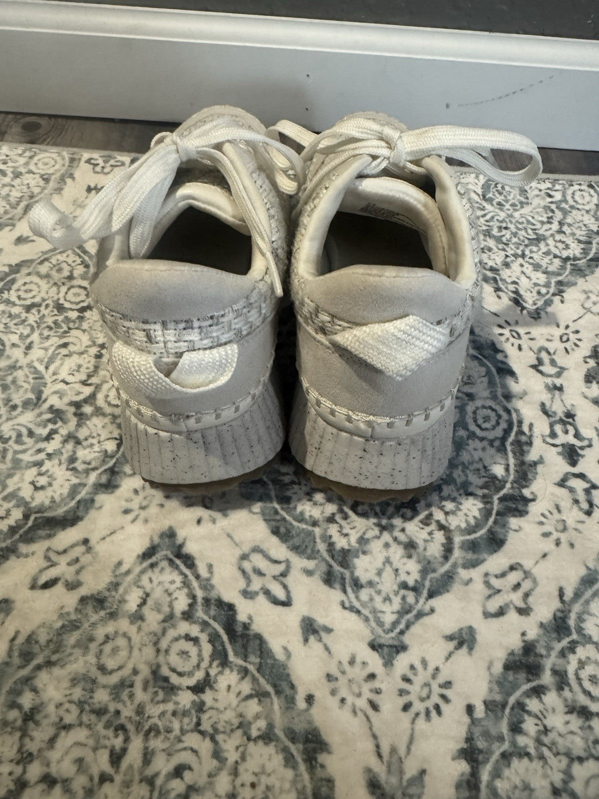 Universal Thread Sneakers White Gray Multicolor Bottom 7.5 In Great Condition 