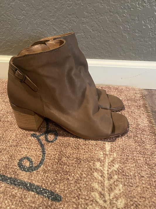 Vintage Foundry peep toe shoes size 8 taupe NEW