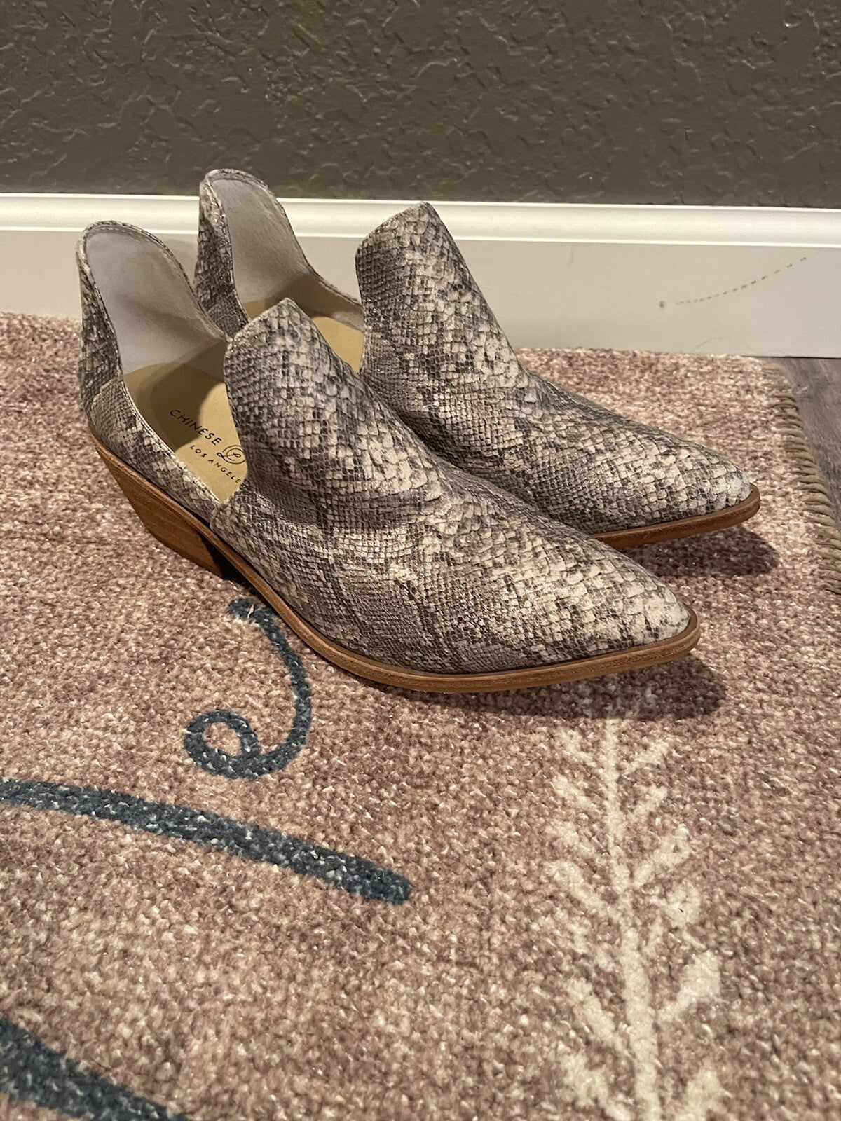 Chinese laundry booties 8.5 gray taupe print