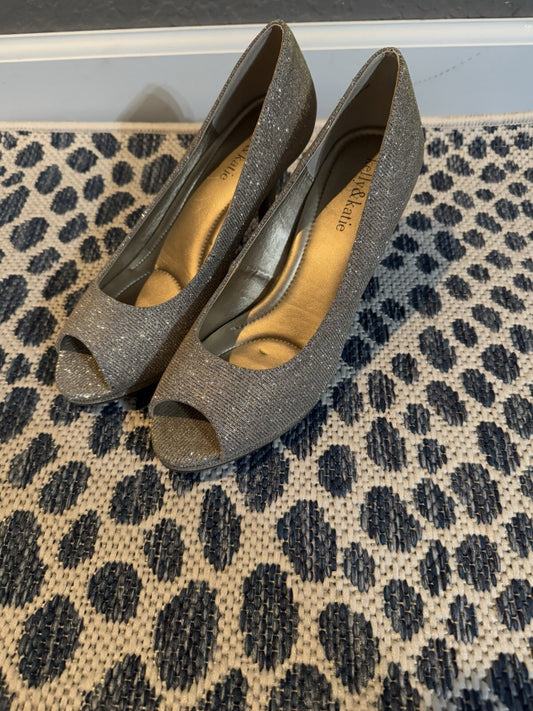 Kelly And Katie Peep Toe Heels 8 Gold Sparkle 