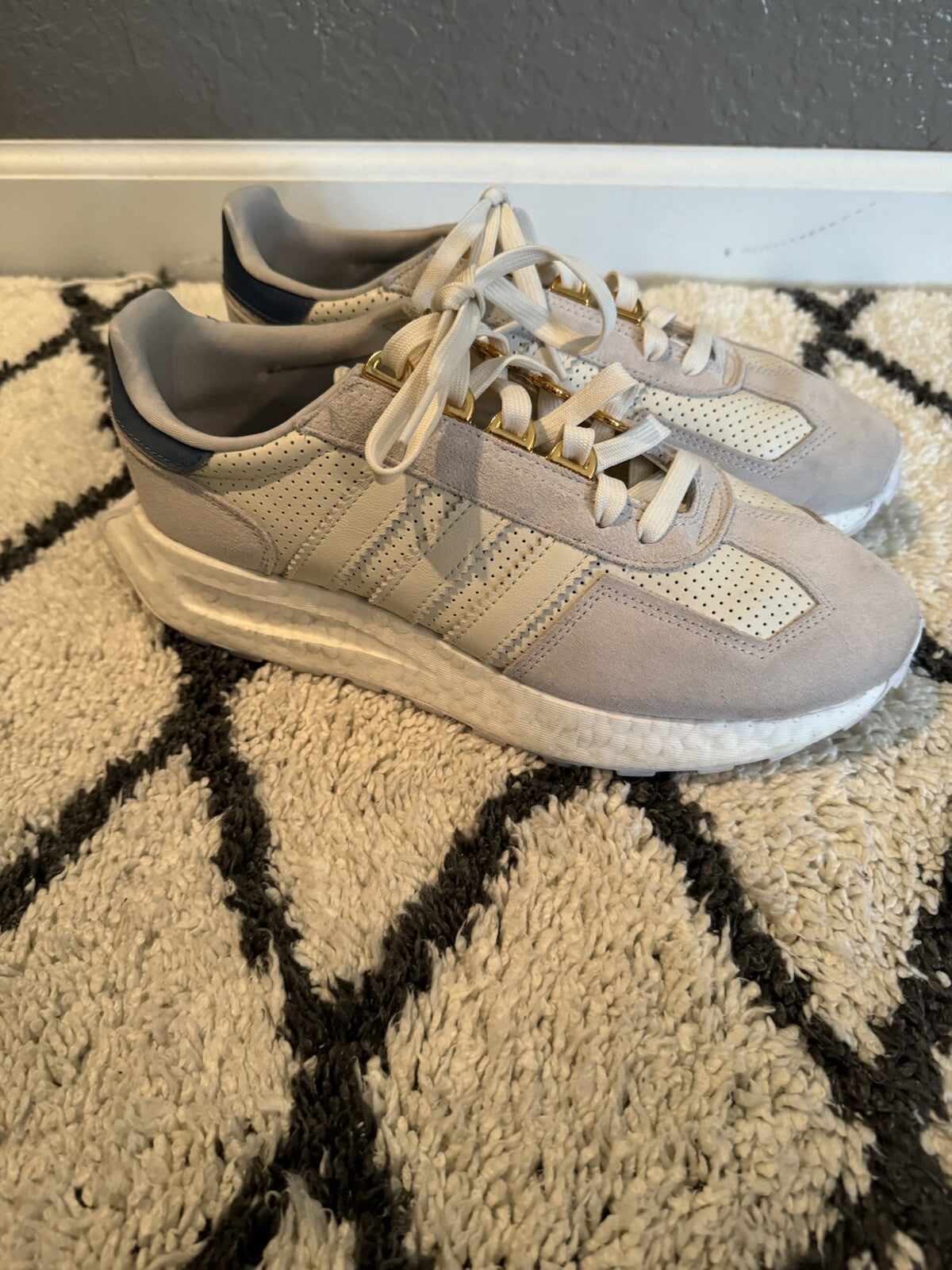 Adidas Sneakers Size 8.5 Grey And White W Blue 