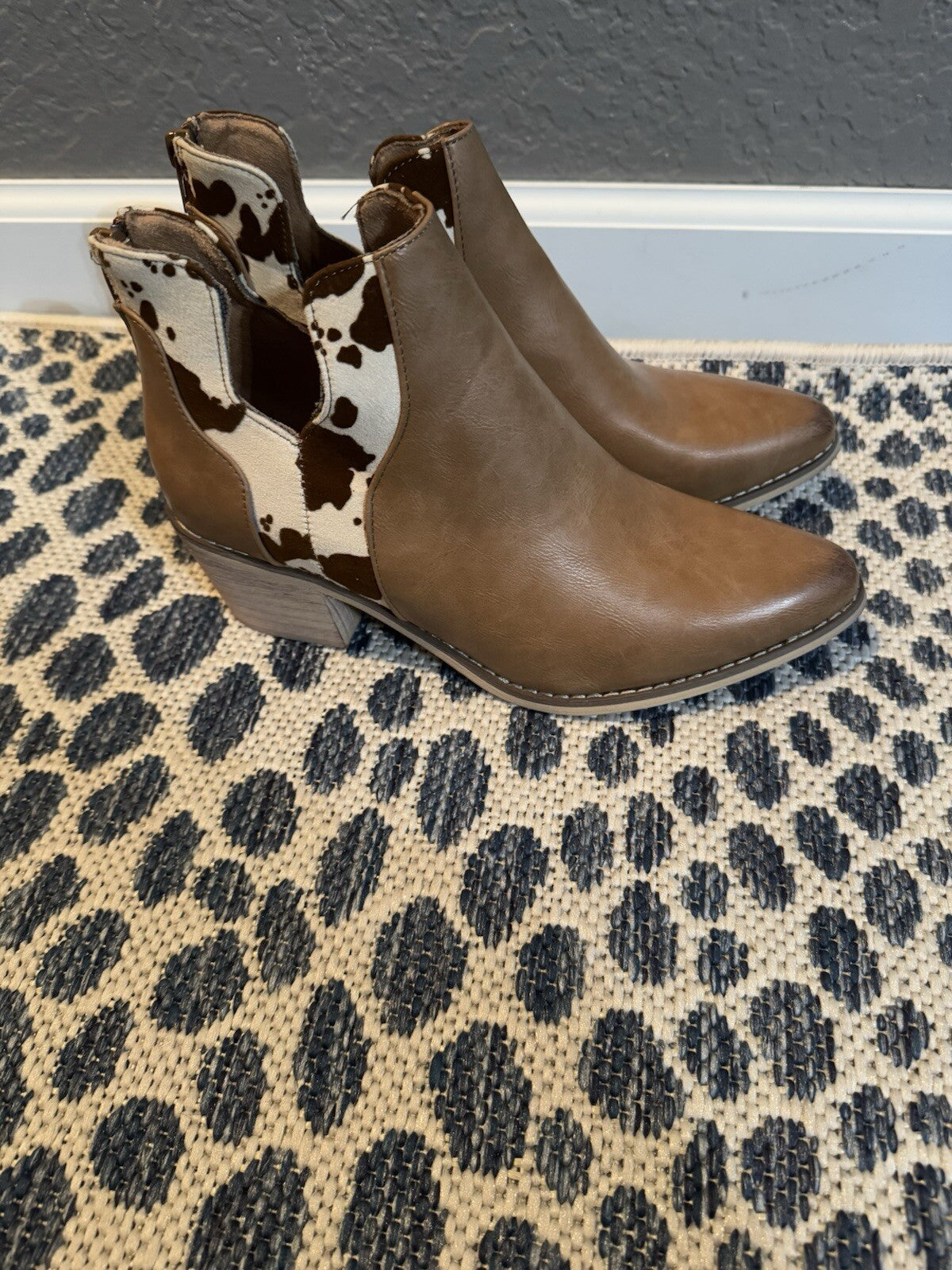 Natural Reflections West Cow Print Booties Size 8 Brand New 