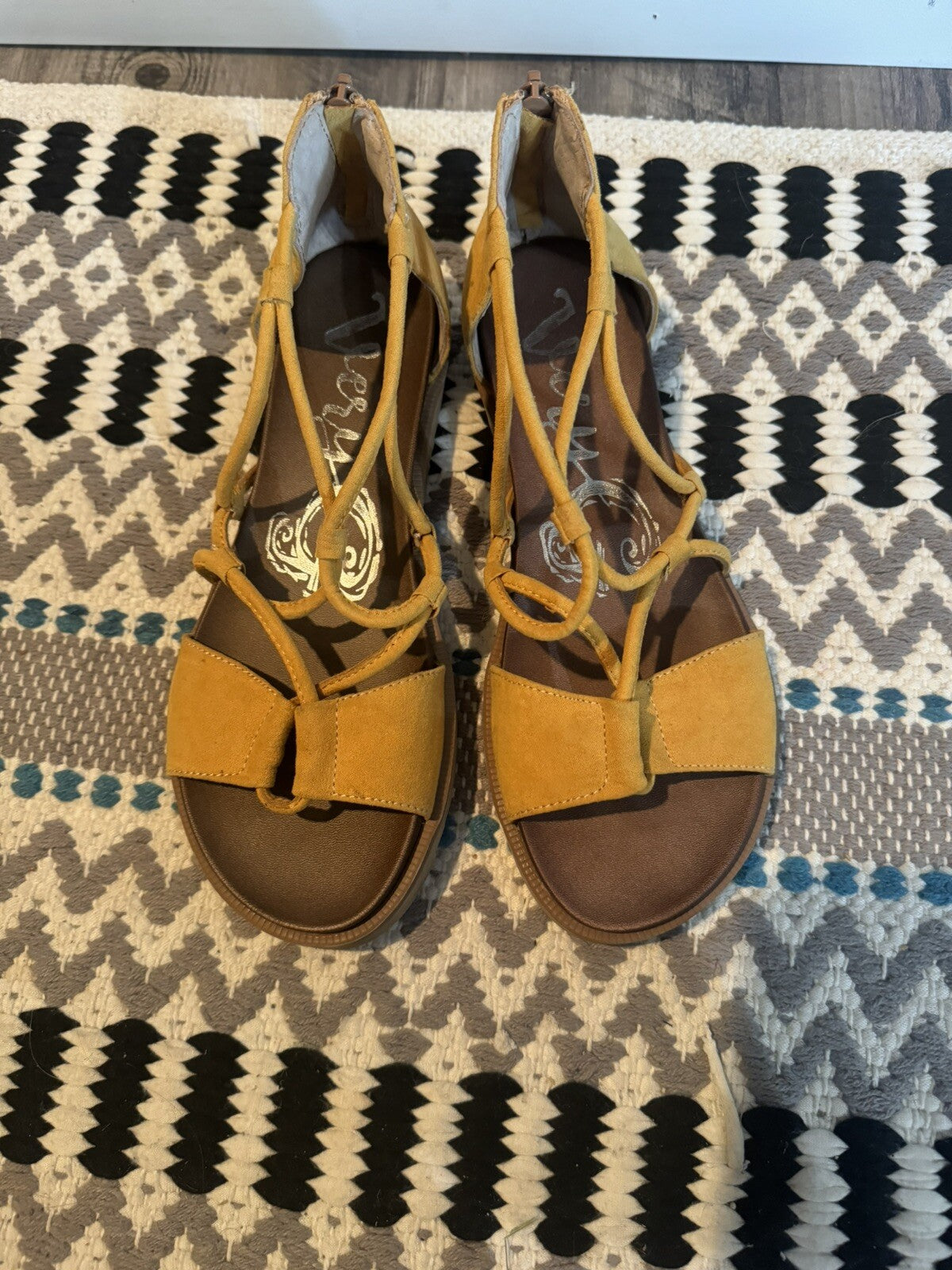 Very G Mustard Sandals Size 7 In Excellent Condition