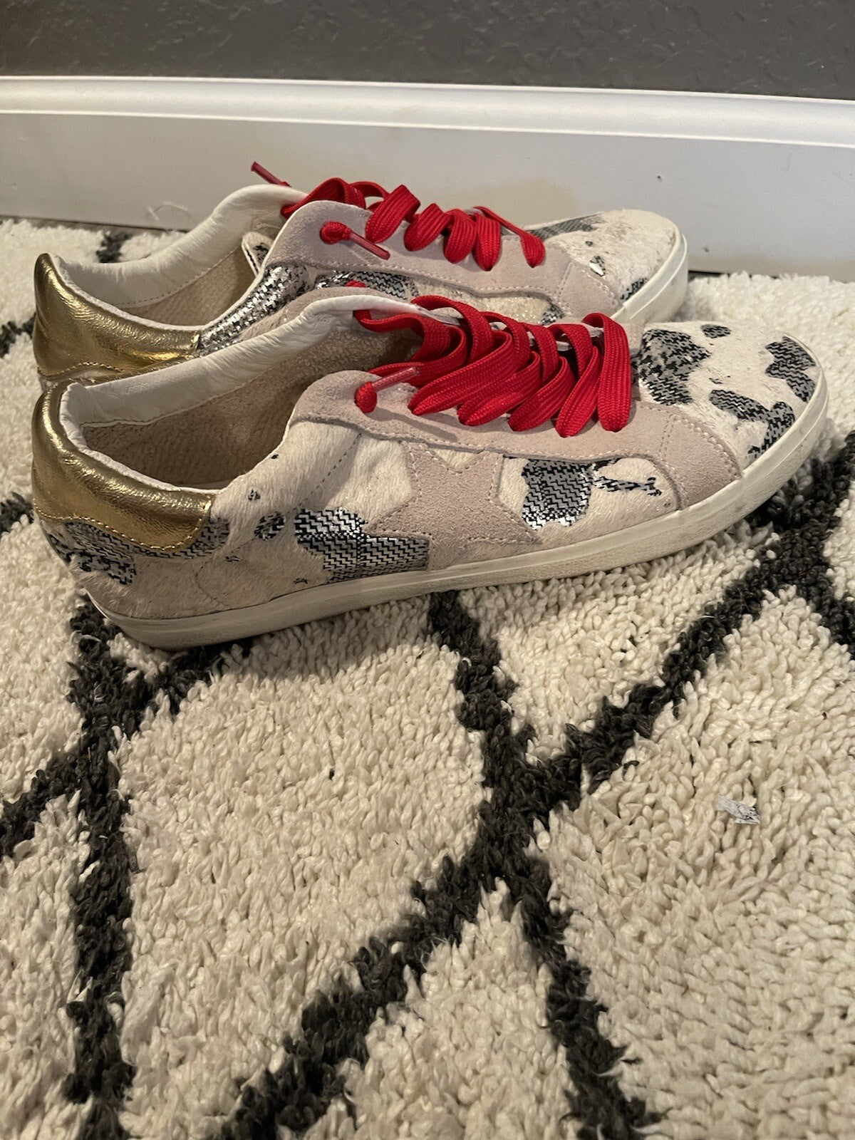 Steve Madden Sneakers Size 10 Black Silver Taupe Gold Star Print Red Laces