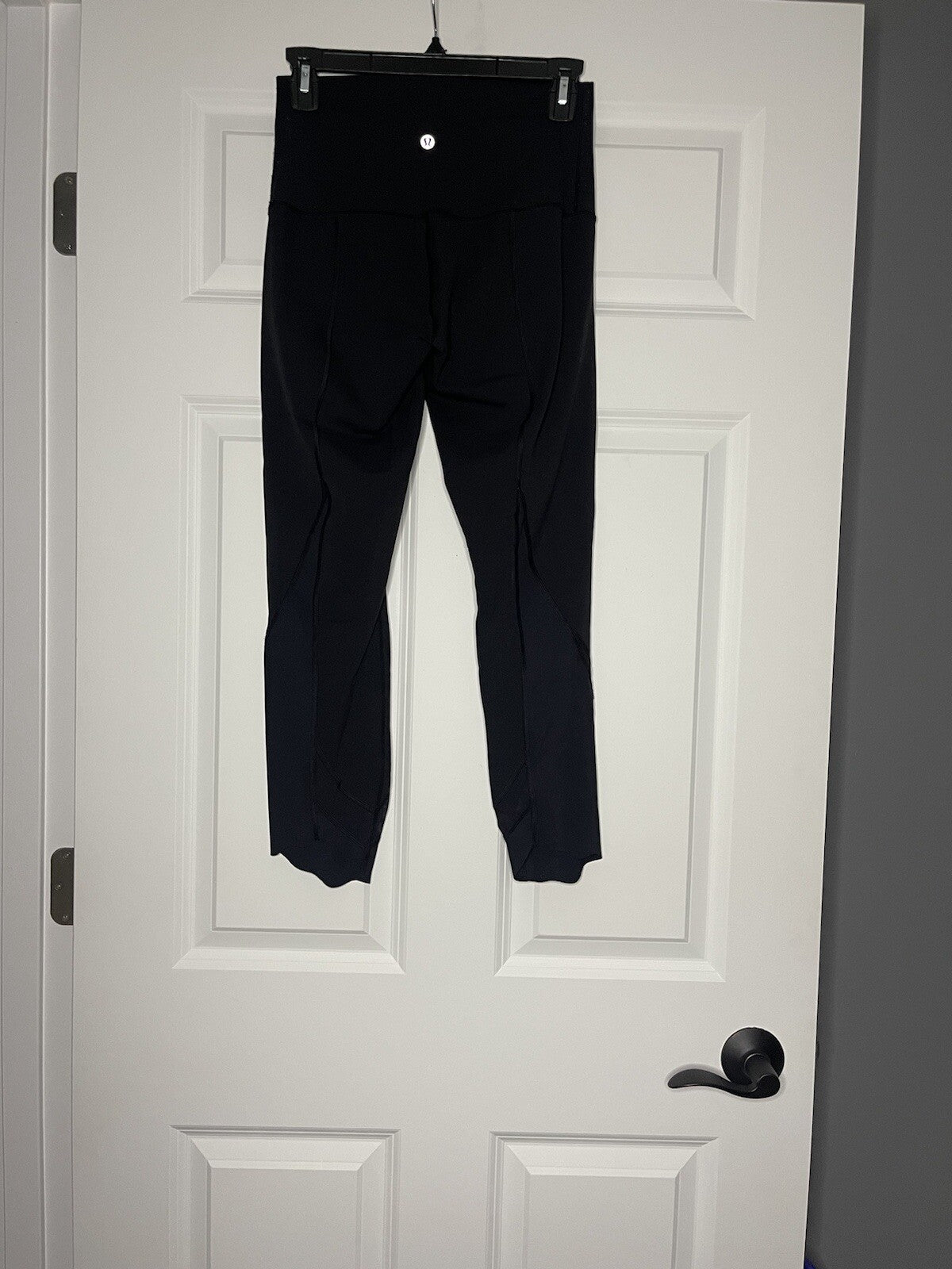 Lululemon capri leggings black size 6 mesh on bottom