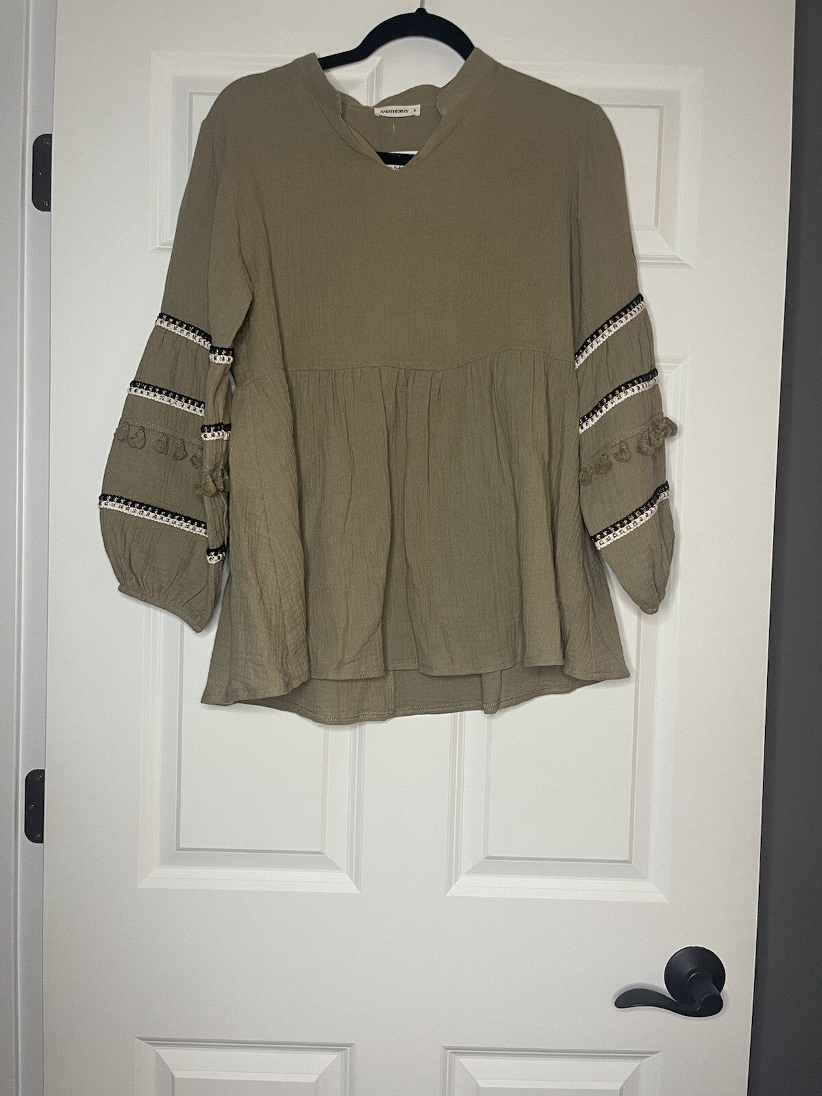 And the why georgia taupe balloon sleeve top medium nwt