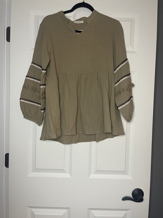 And the why georgia taupe balloon sleeve top medium nwt