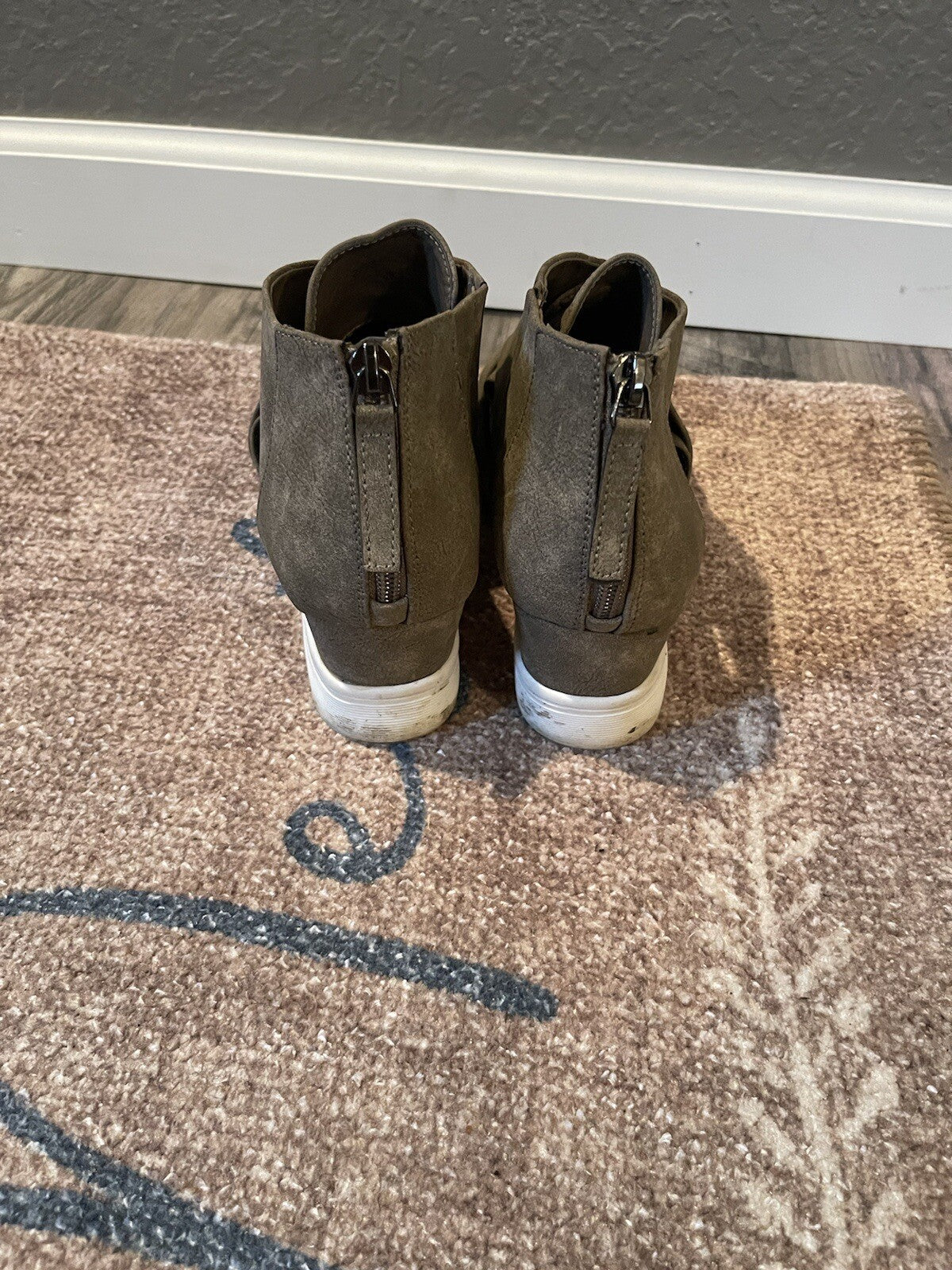 JG shoes size 8 taupe