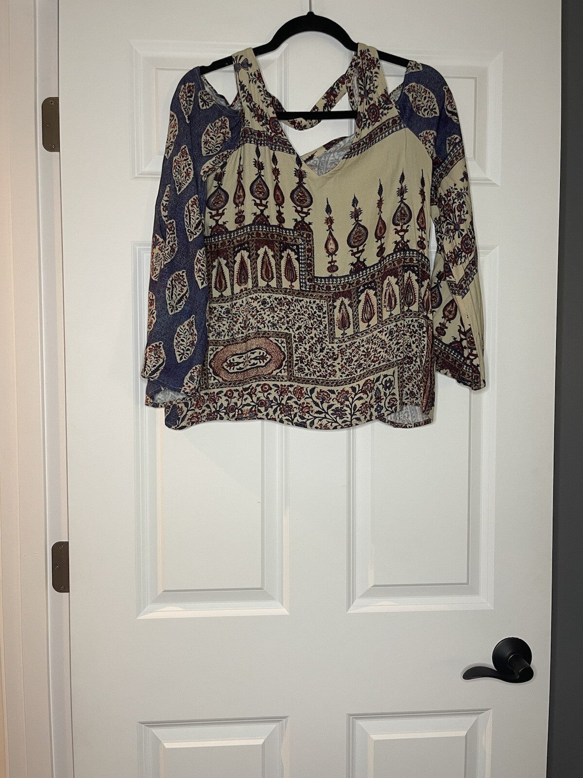 Chaser long sleeve blouse with cut out shoulders small beige with multicolor pr