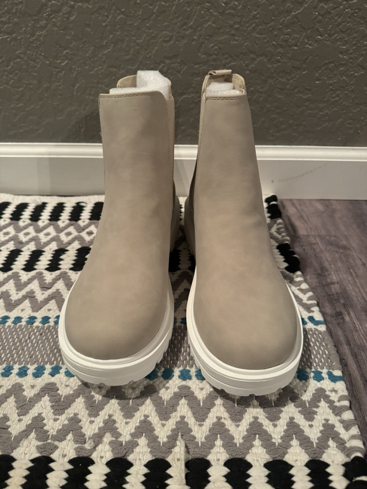 Soda Boots Beige Size 10 In Excellent Condition 