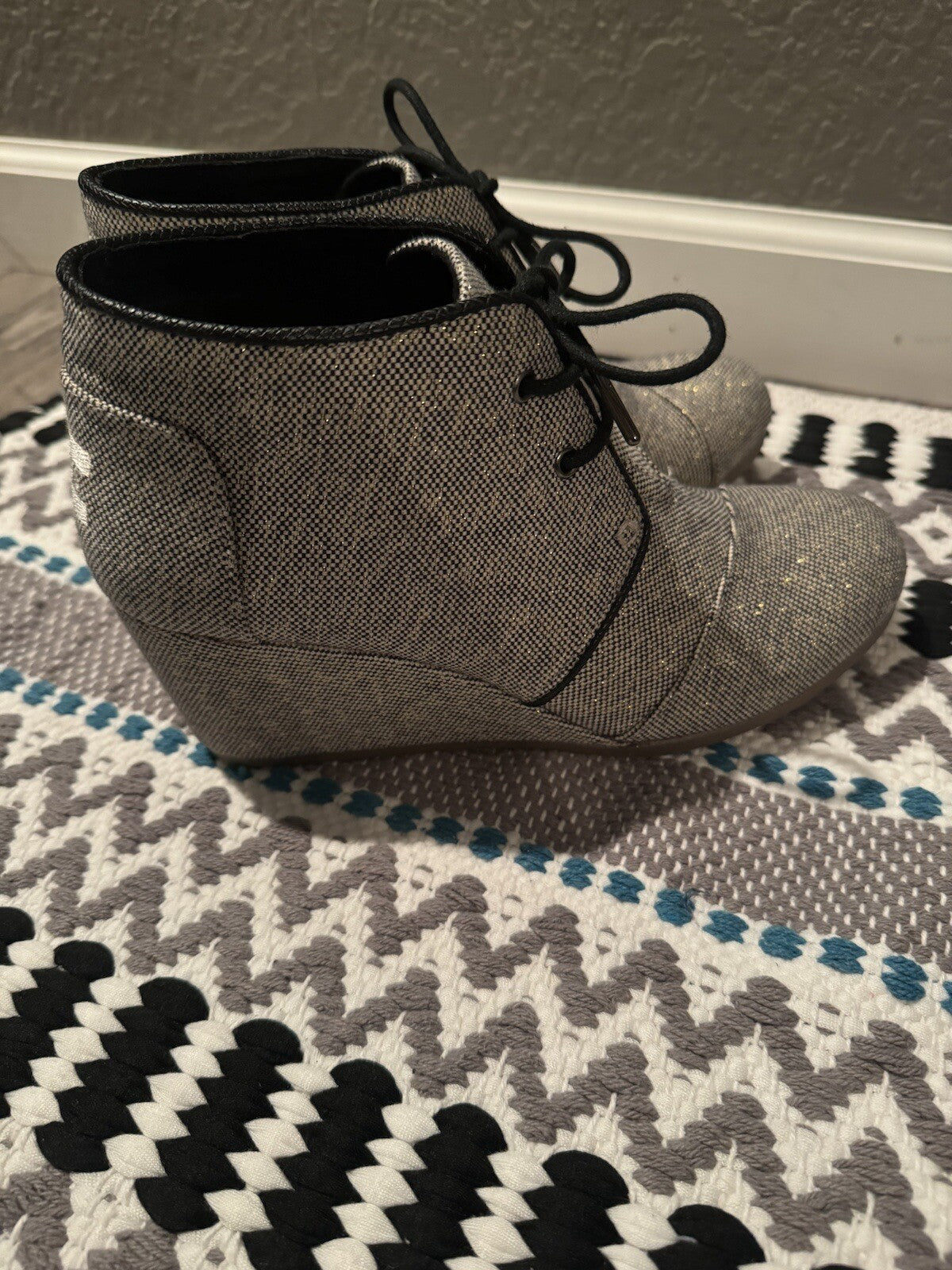 Toms Desert Wedge Black Gold Metallic Linen Booties Size 9 Excellent Condition