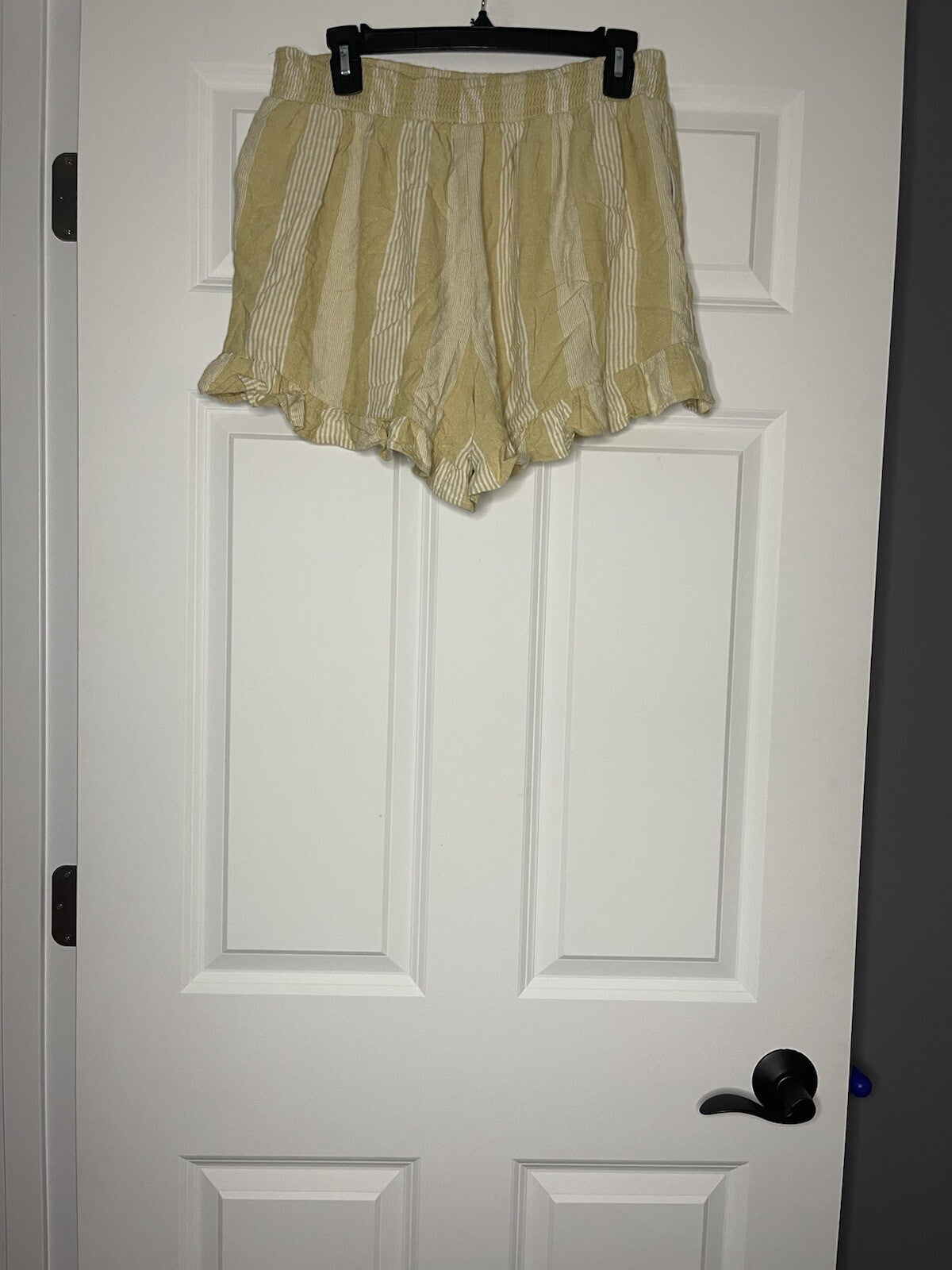 American Eagle shorts large yellow beige striped NWT