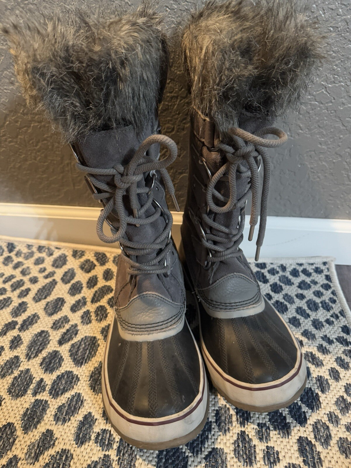 Sorel Winter Boots Size 10 Gray And Black W Fur 