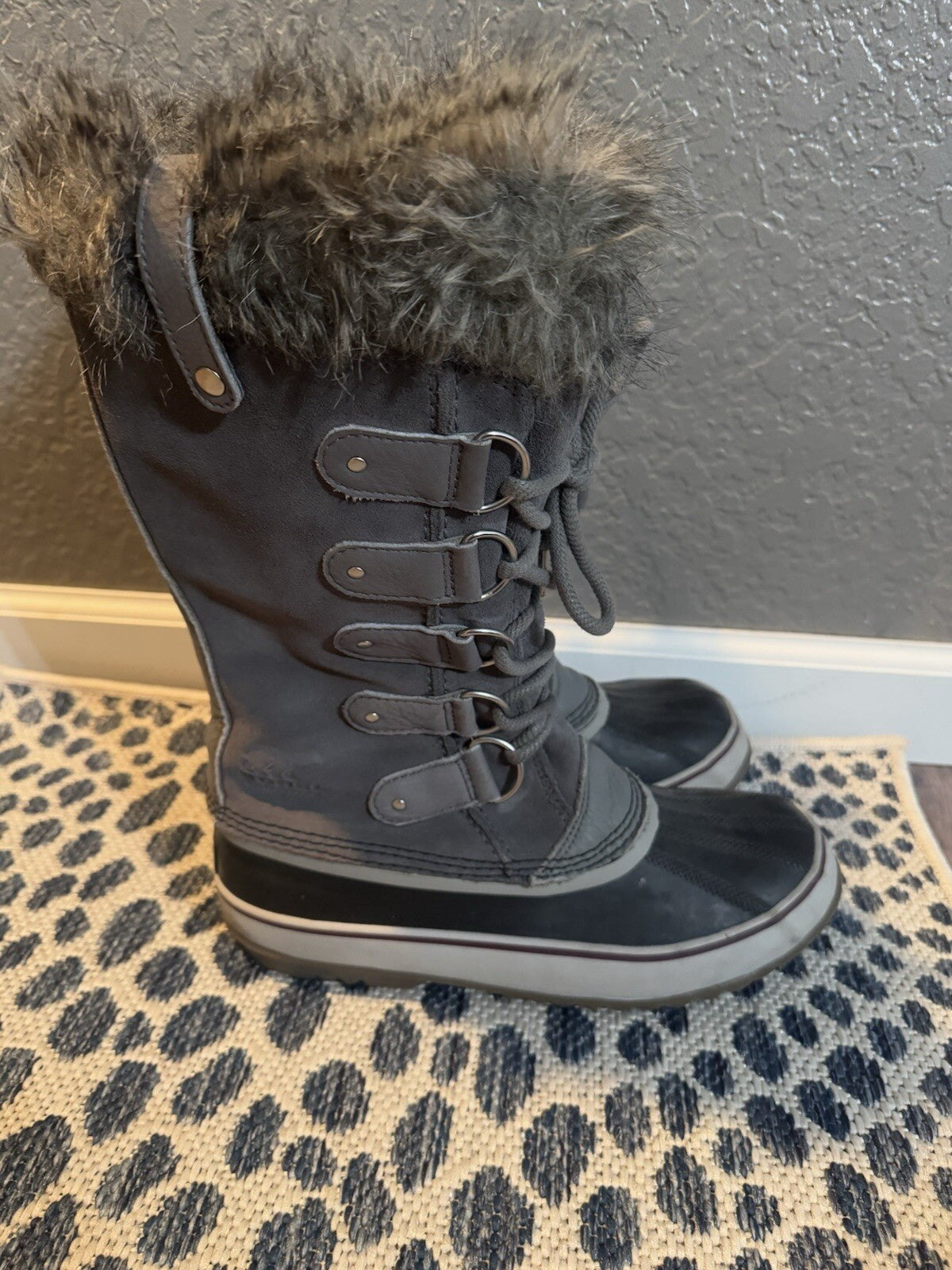 Sorel Winter Boots Size 10 Gray And Black W Fur 